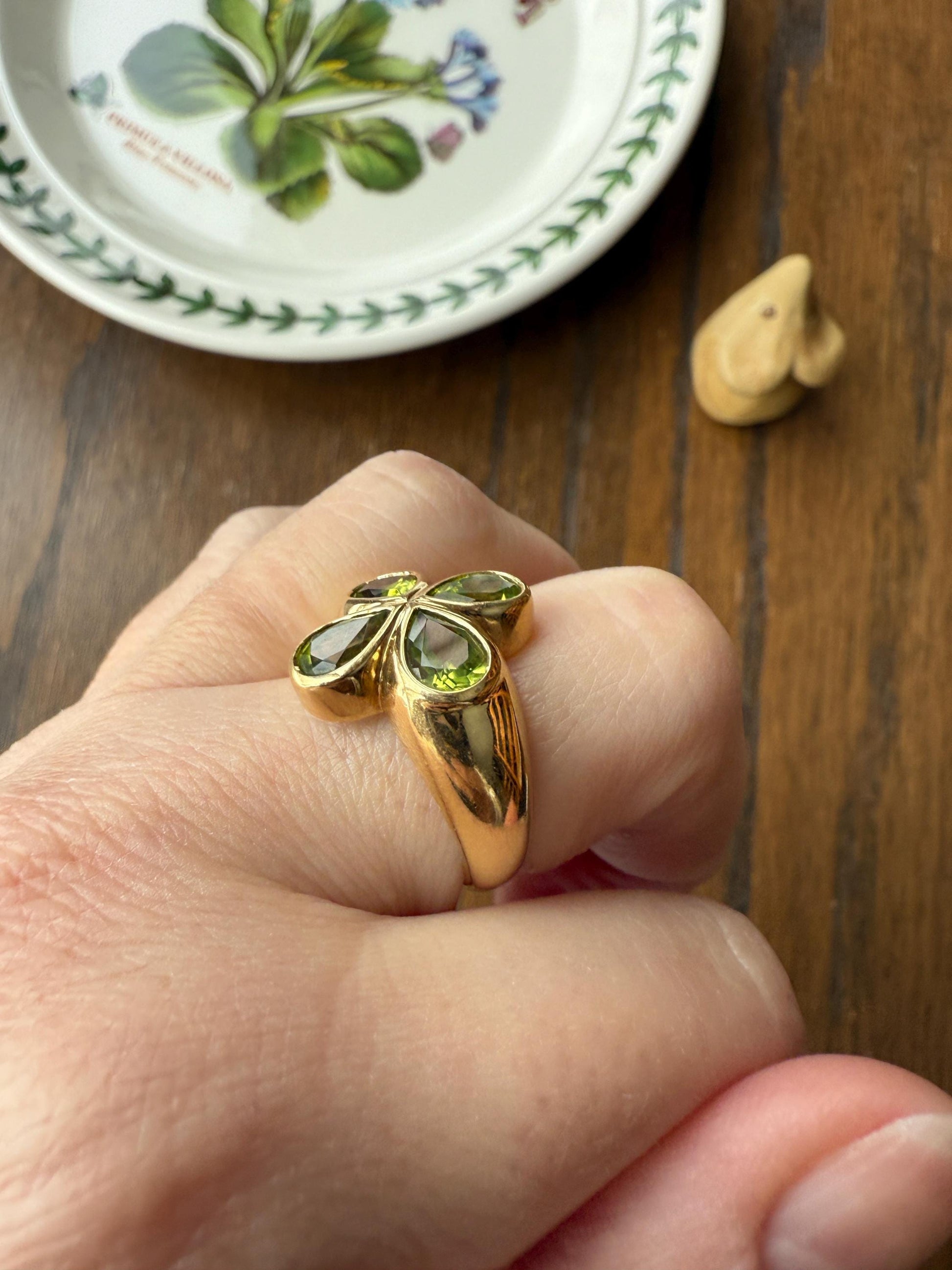 PERIDOT Chunky French Vintage Pale Green Pear Bezel Set Four Leaf Clover 7.5g 18k Gold Stacker Ring Domed Band Retro Flower Lime Green