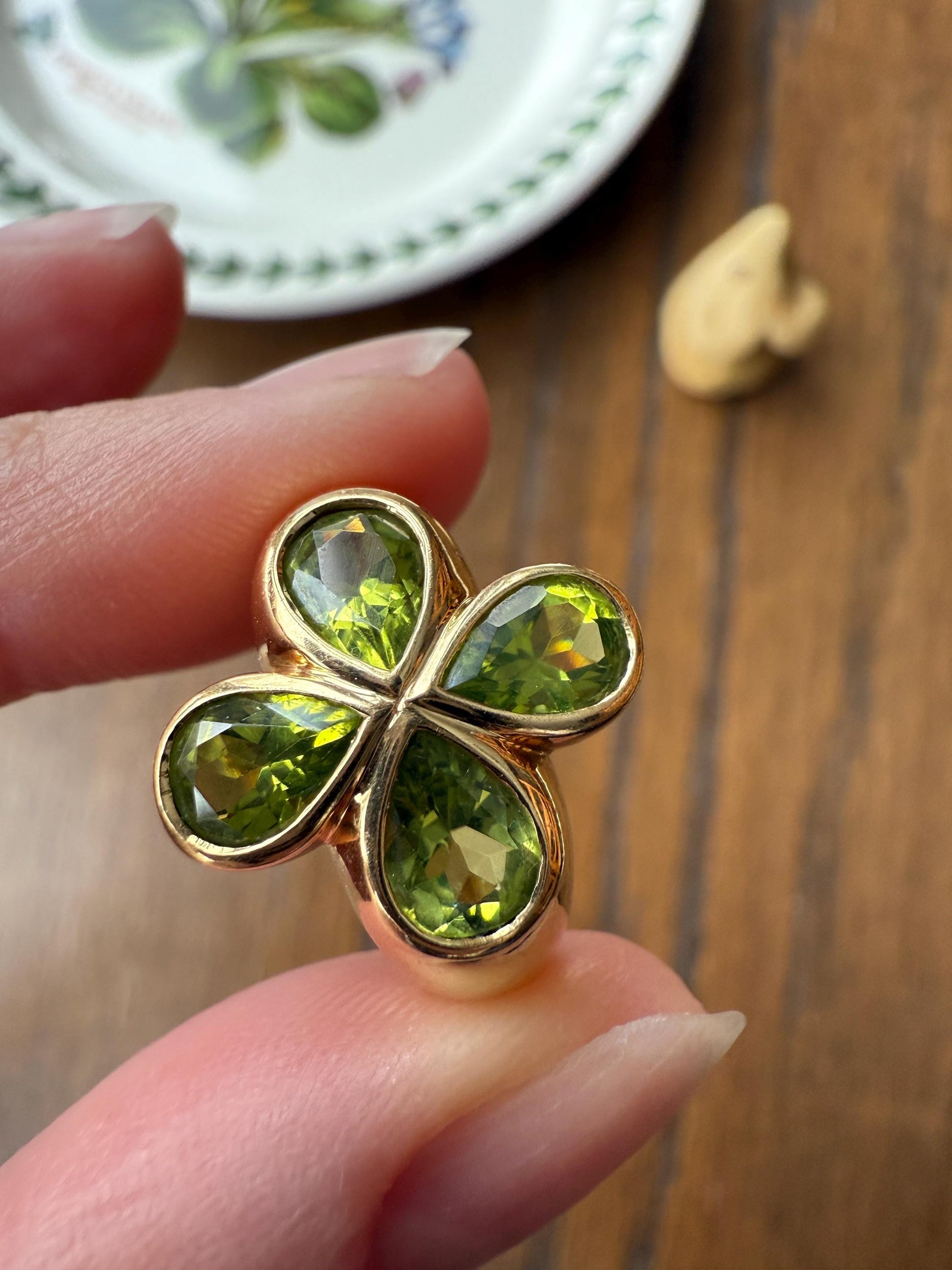 PERIDOT Chunky French Vintage Pale Green Pear Bezel Set Four Leaf Clover 7.5g 18k Gold Stacker Ring Domed Band Retro Flower Lime Green