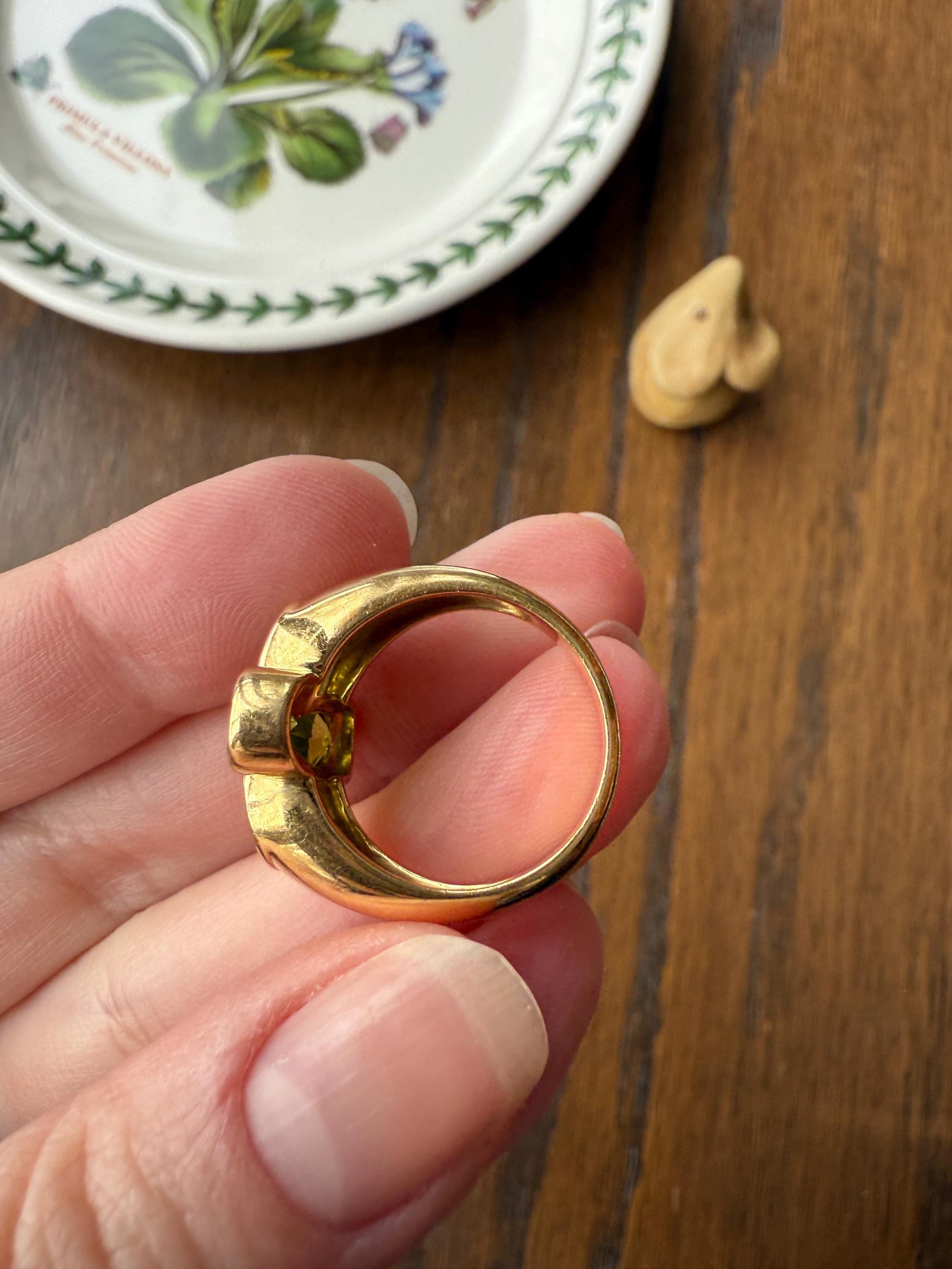 PERIDOT Chunky French Vintage Pale Green Pear Bezel Set Four Leaf Clover 7.5g 18k Gold Stacker Ring Domed Band Retro Flower Lime Green