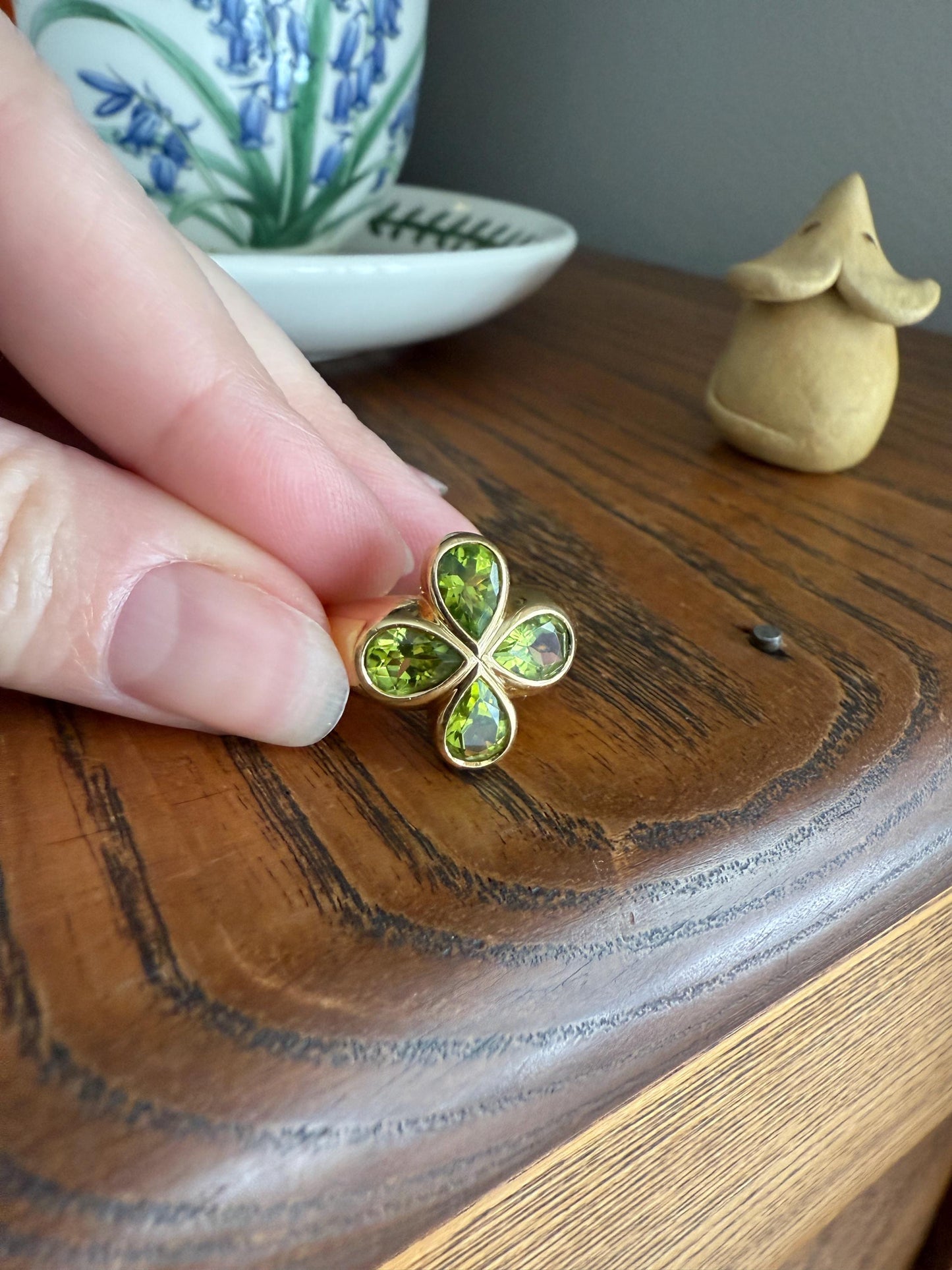 PERIDOT Chunky French Vintage Pale Green Pear Bezel Set Four Leaf Clover 7.5g 18k Gold Stacker Ring Domed Band Retro Flower Lime Green