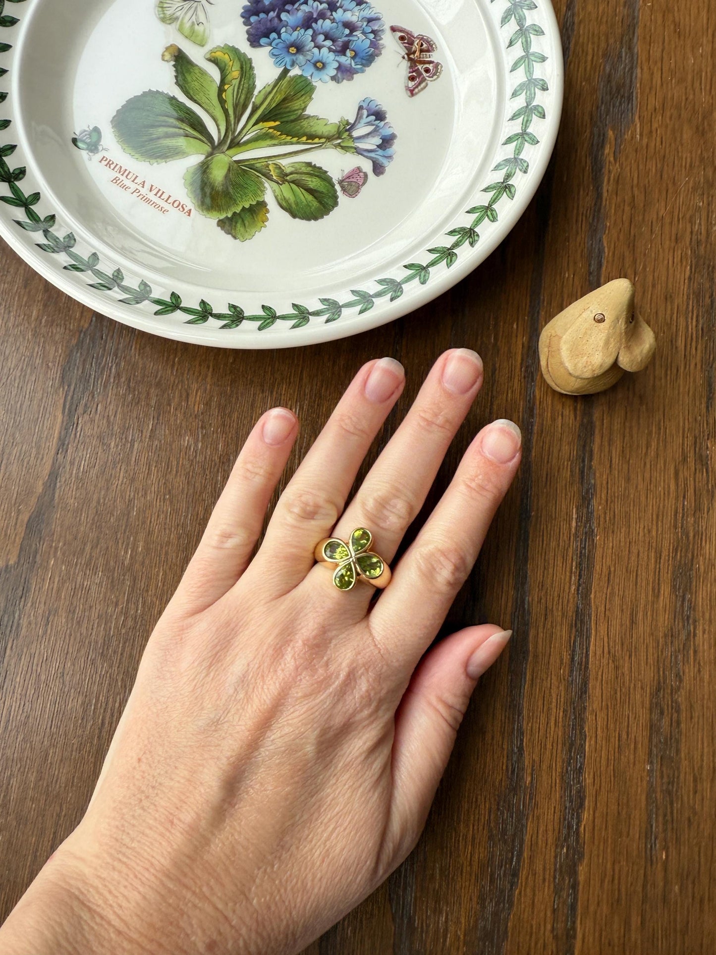 PERIDOT Chunky French Vintage Pale Green Pear Bezel Set Four Leaf Clover 7.5g 18k Gold Stacker Ring Domed Band Retro Flower Lime Green