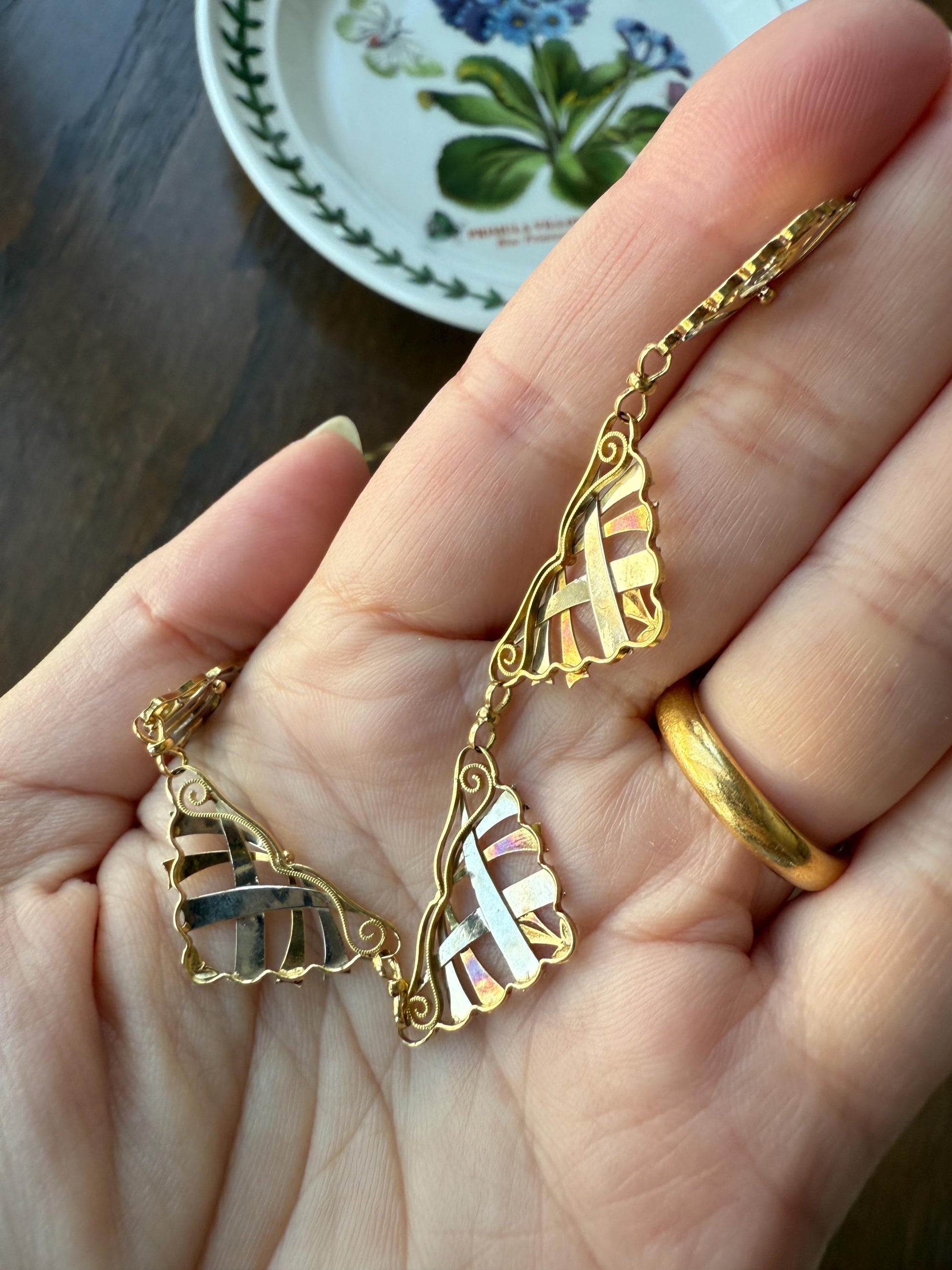 French Art Deco Antique 7.5g 18k Gold Two Tone Necklace Drapery Paperclip Chain Collar Fan Panels Pendants Figural Geometric Fanned Swirl