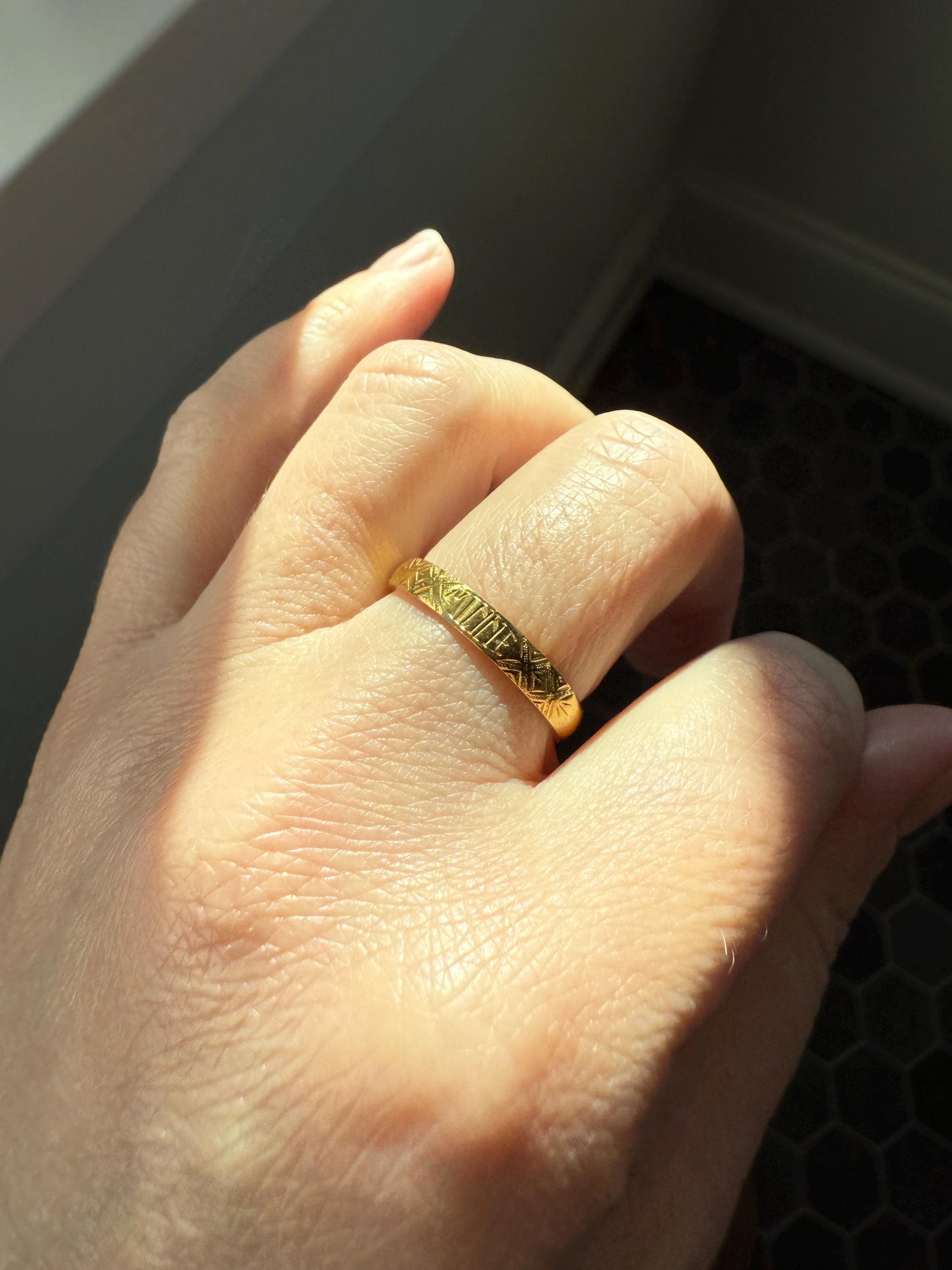 Antique " Minne " MEMORY Souvenir c1860 23k Gold Solid Victorian Band Ring Stacker Hand Engraved