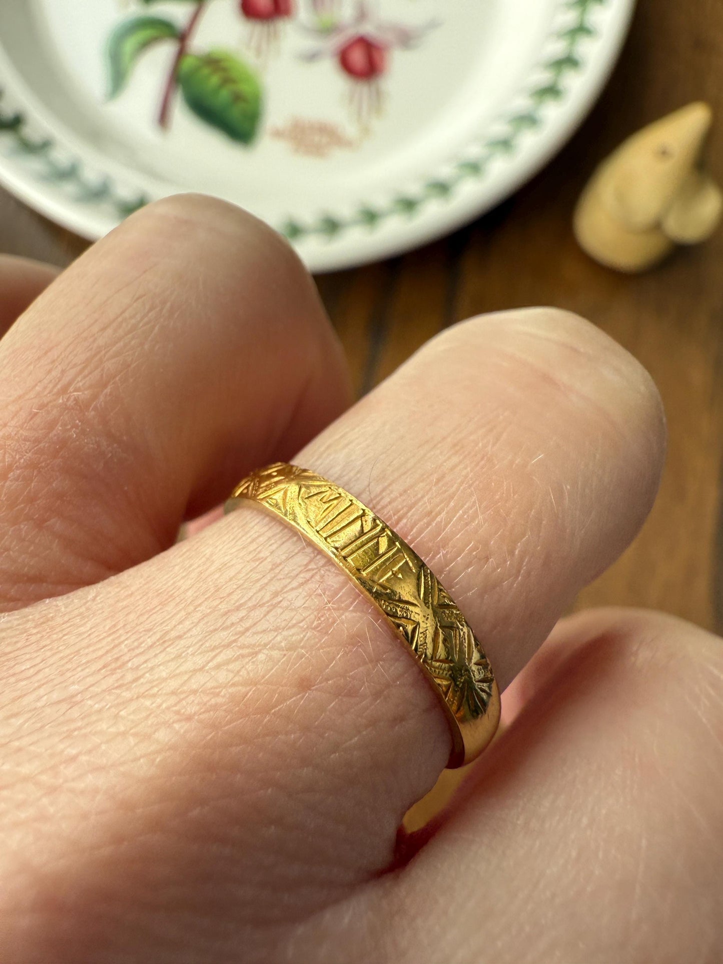 Antique " Minne " MEMORY Souvenir c1860 23k Gold Solid Victorian Band Ring Stacker Hand Engraved
