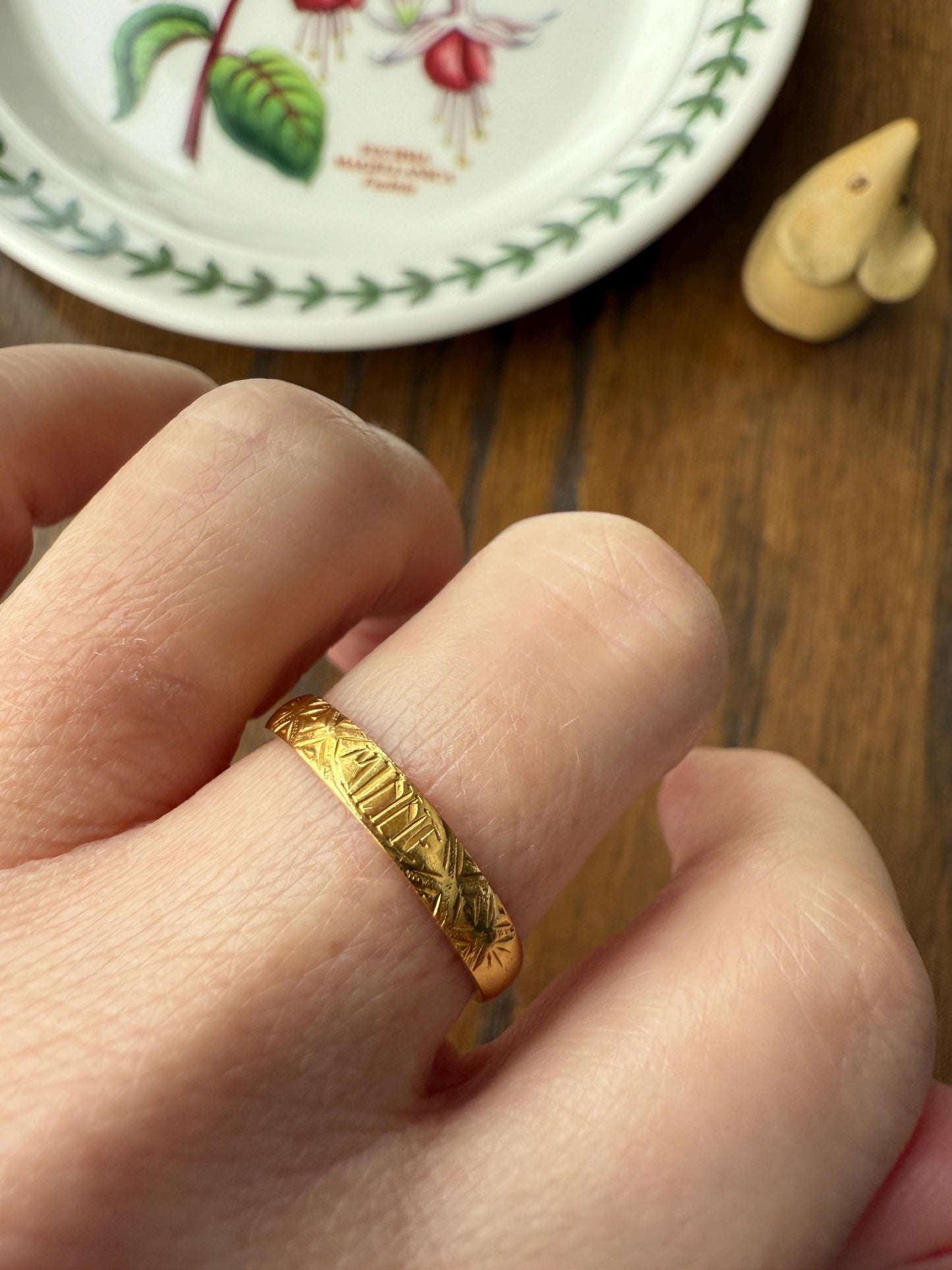 Antique " Minne " MEMORY Souvenir c1860 23k Gold Solid Victorian Band Ring Stacker Hand Engraved