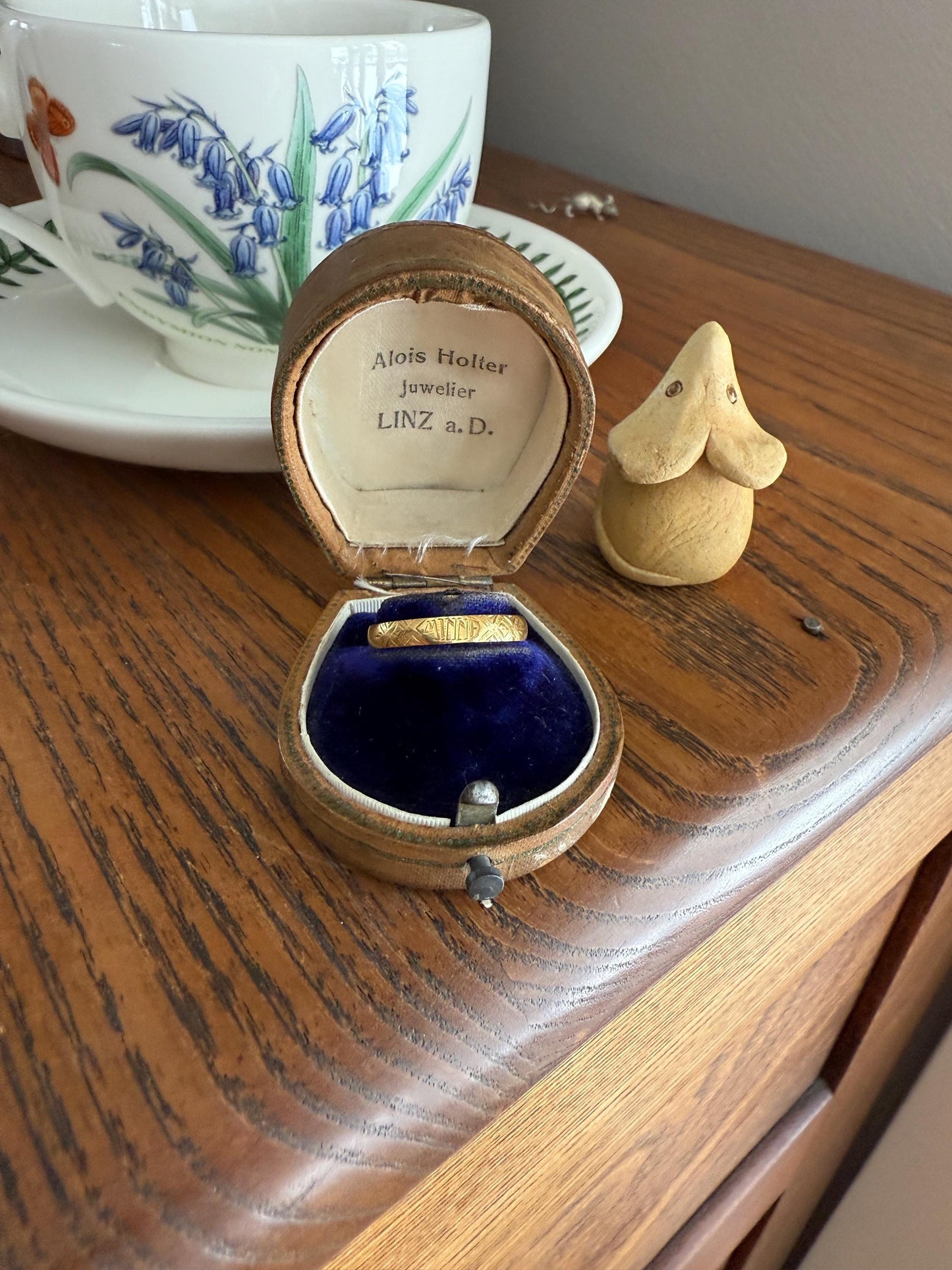 Antique " Minne " MEMORY Souvenir c1860 23k Gold Solid Victorian Band Ring Stacker Hand Engraved