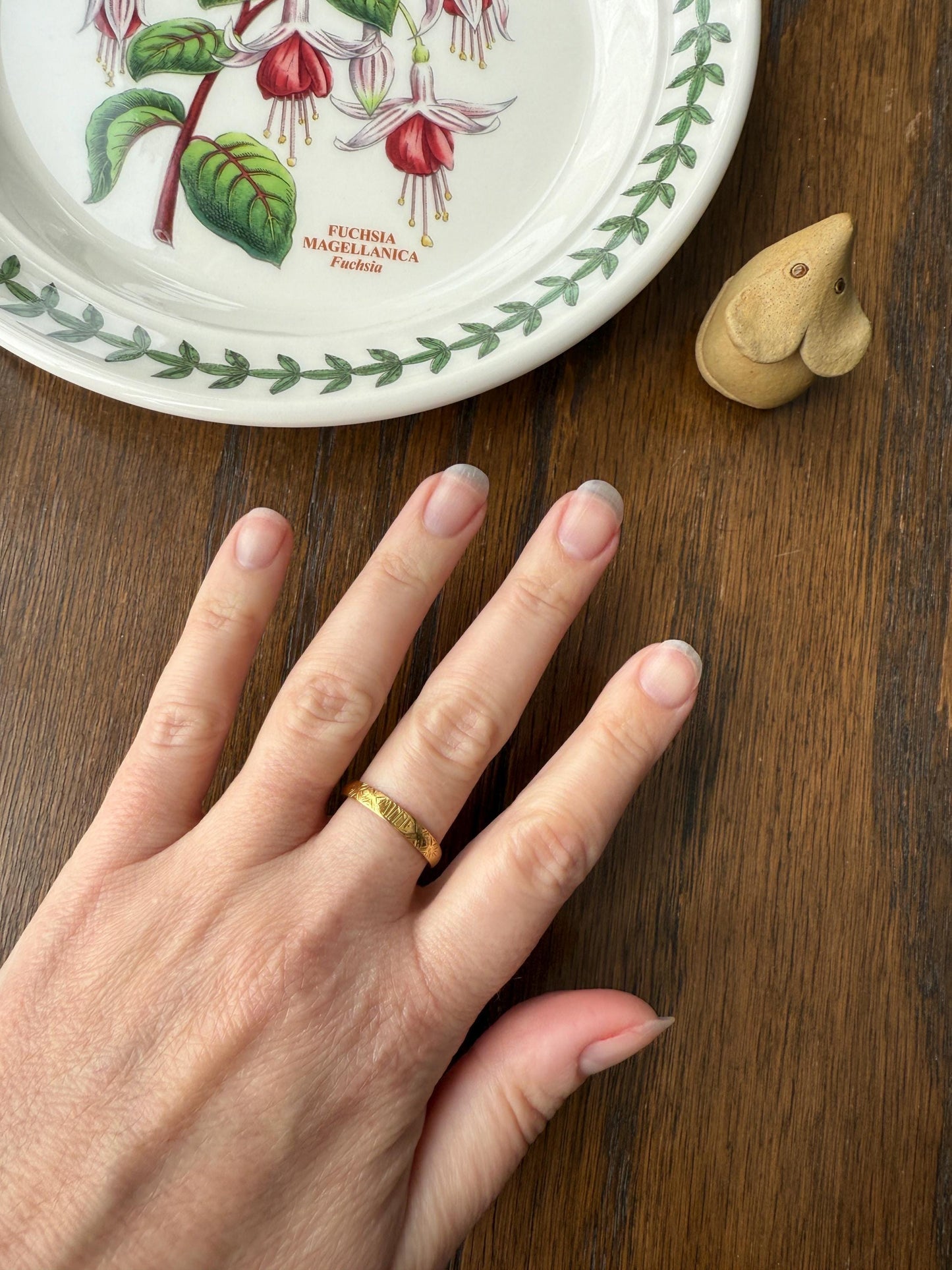 Antique " Minne " MEMORY Souvenir c1860 23k Gold Solid Victorian Band Ring Stacker Hand Engraved