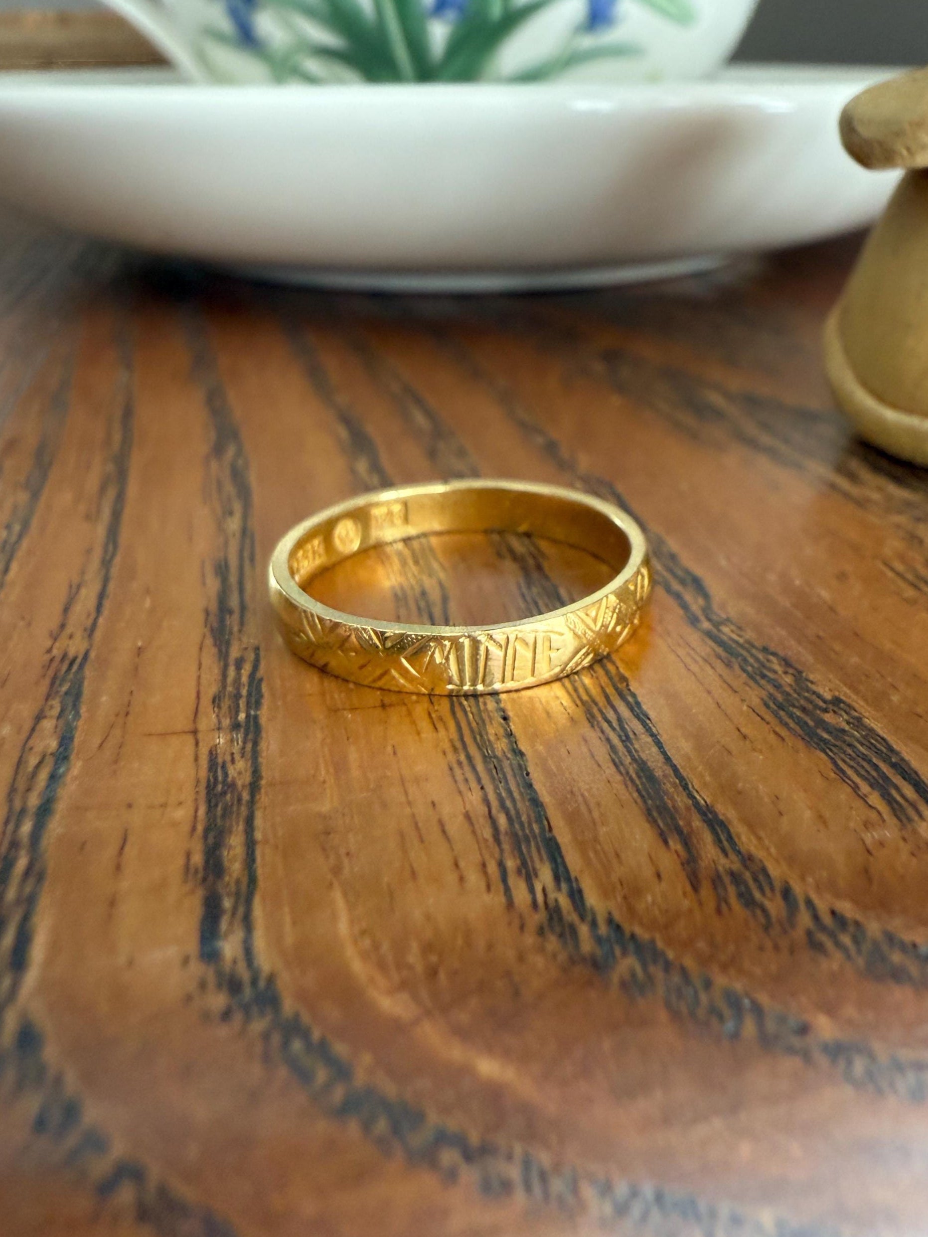 Antique " Minne " MEMORY Souvenir c1860 23k Gold Solid Victorian Band Ring Stacker Hand Engraved