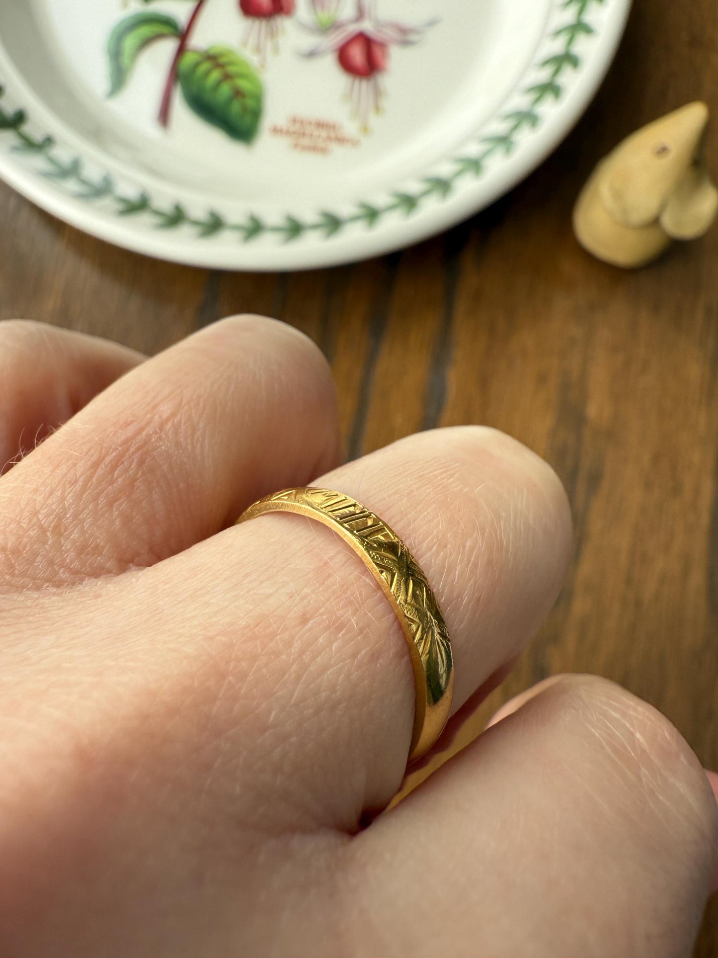 Antique " Minne " MEMORY Souvenir c1860 23k Gold Solid Victorian Band Ring Stacker Hand Engraved