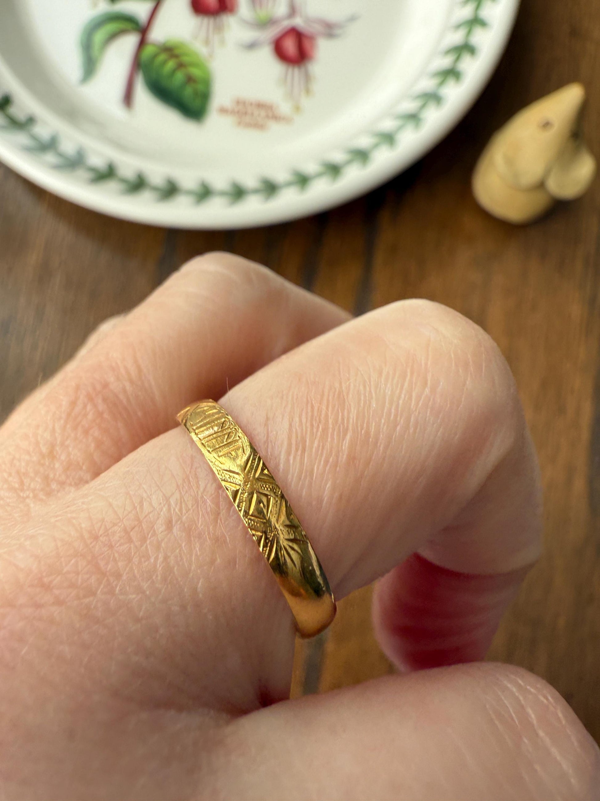 Antique " Minne " MEMORY Souvenir c1860 23k Gold Solid Victorian Band Ring Stacker Hand Engraved