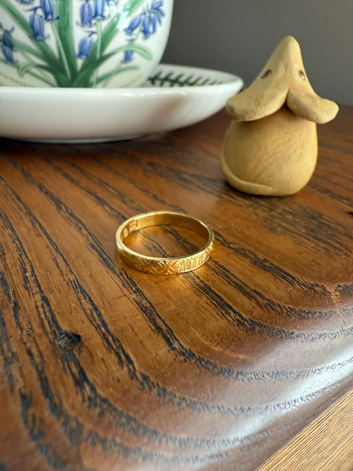 Antique " Minne " MEMORY Souvenir c1860 23k Gold Solid Victorian Band Ring Stacker Hand Engraved