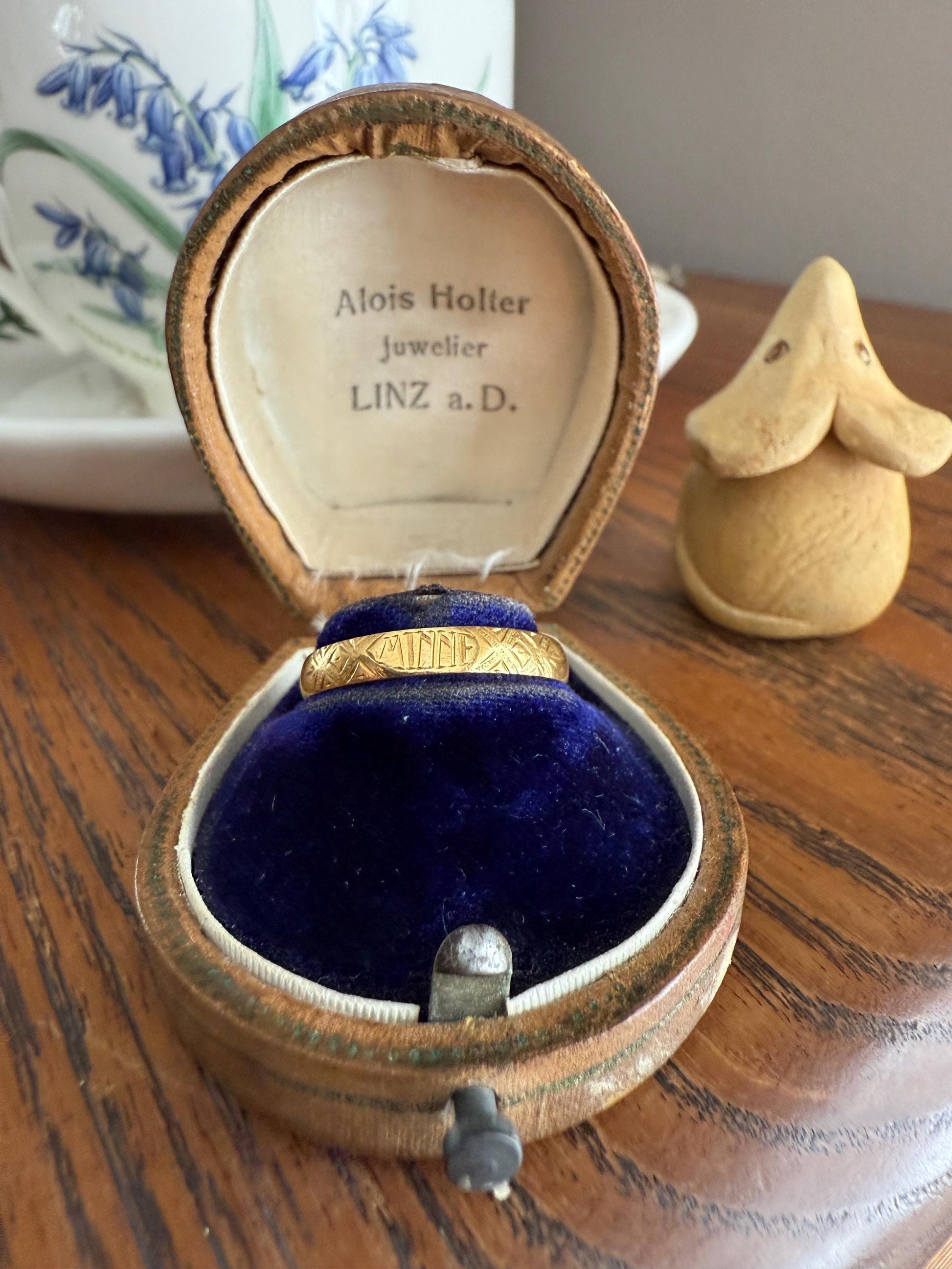 Antique " Minne " MEMORY Souvenir c1860 23k Gold Solid Victorian Band Ring Stacker Hand Engraved