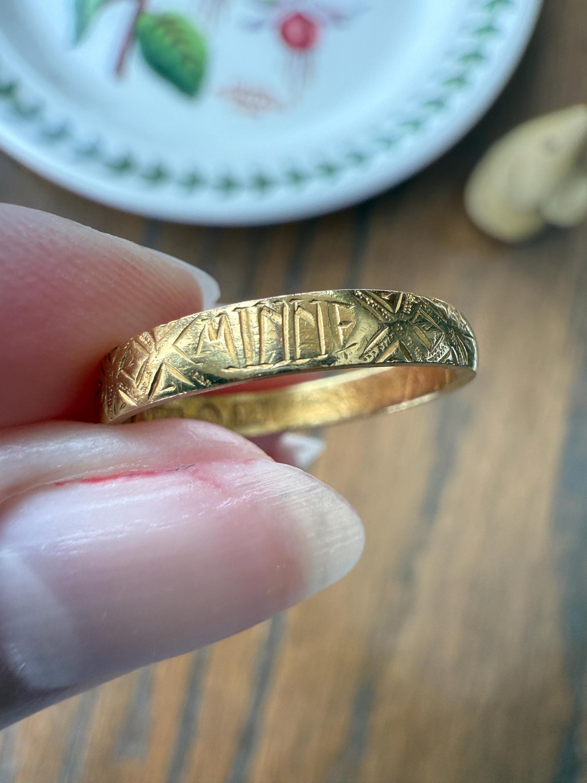 Antique " Minne " MEMORY Souvenir c1860 23k Gold Solid Victorian Band Ring Stacker Hand Engraved