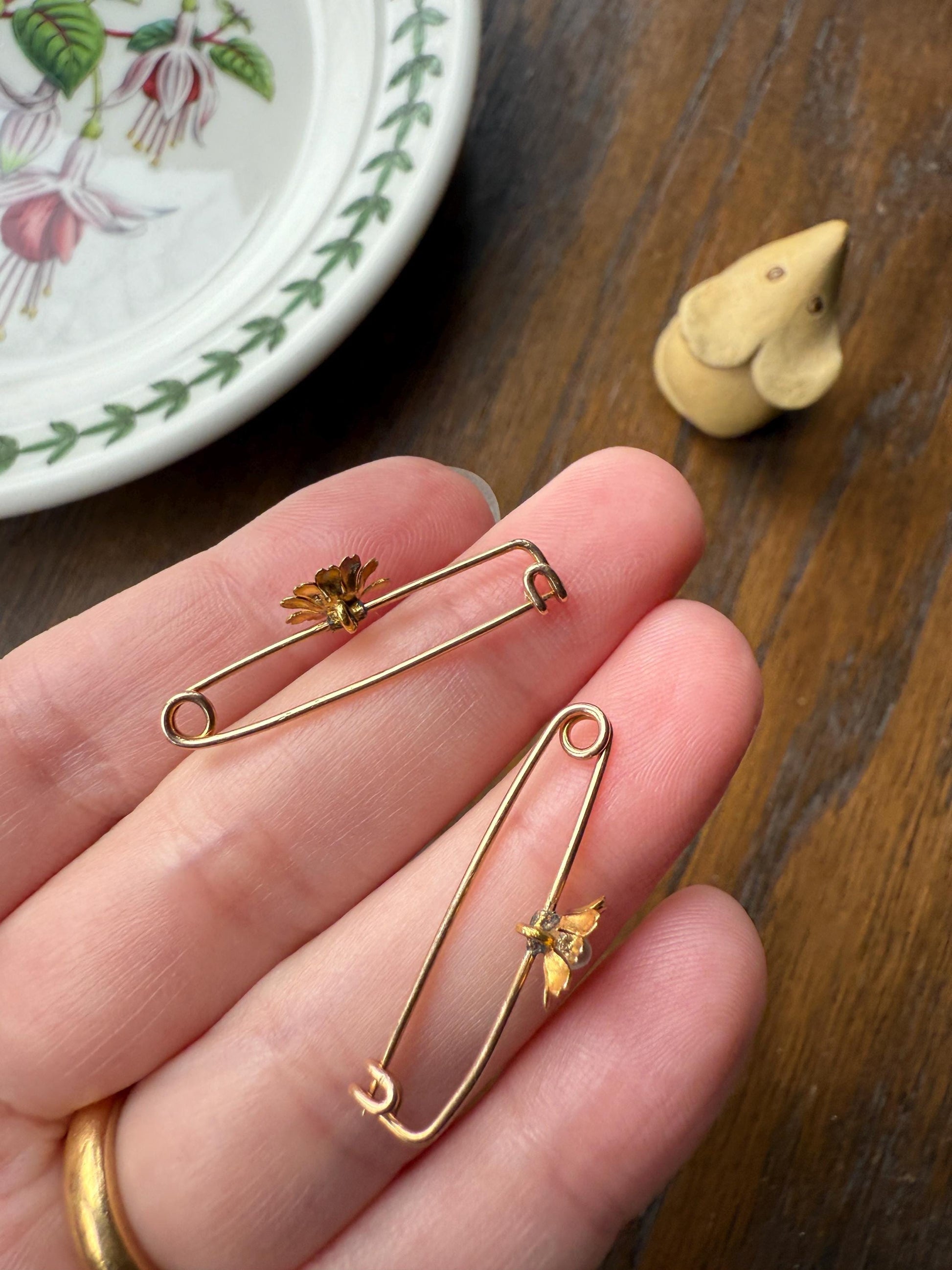 Floral Daisy 18k Gold Solid Safety Pin Extender Connector Pendant Charm Holder Pearl