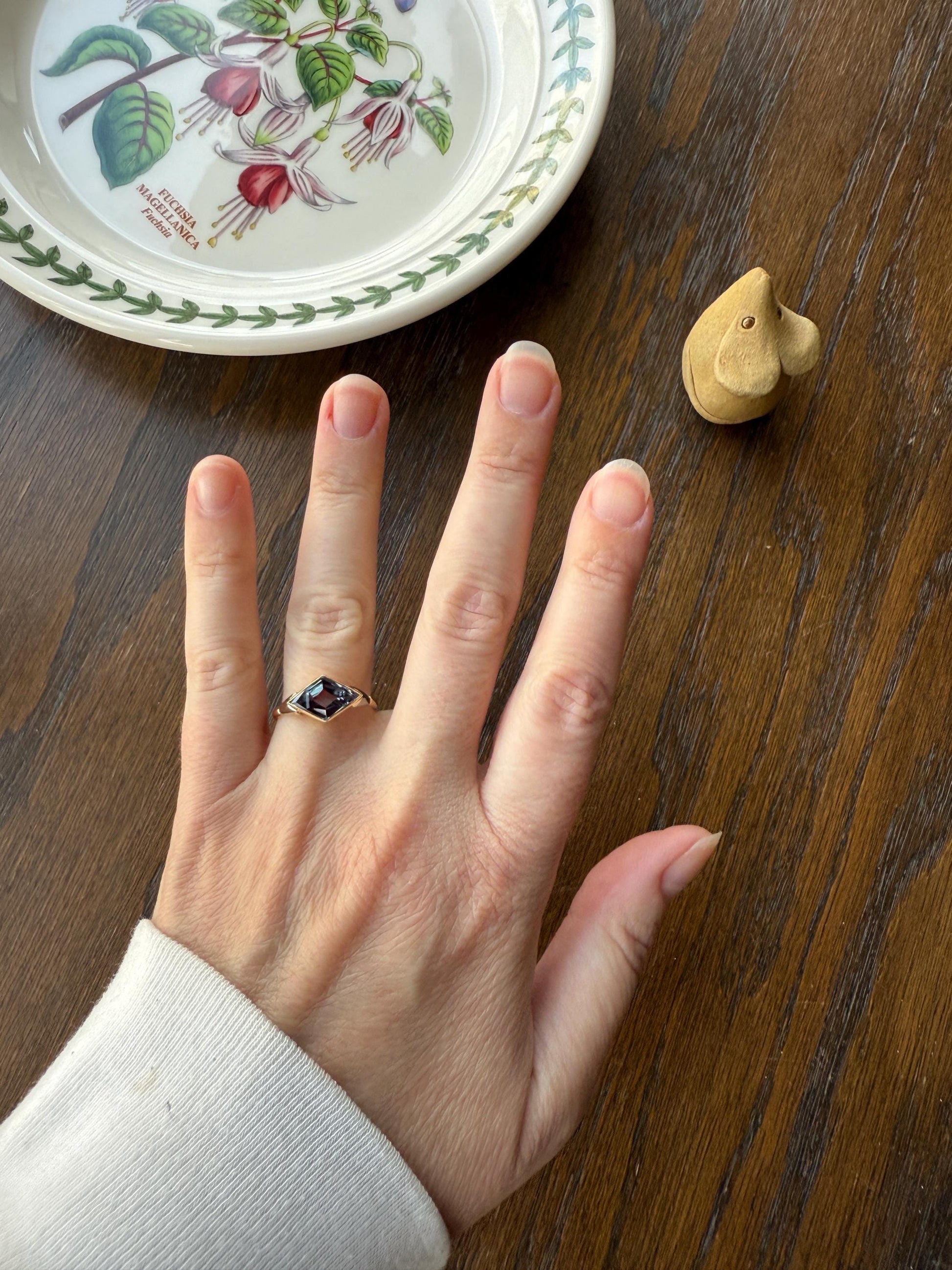 Color Change Indigo Purple SAPPHIRE or Alexandrite? East West KITE Lozenge 18k French Vintage to Art Deco Ring Geometric Stacker Band