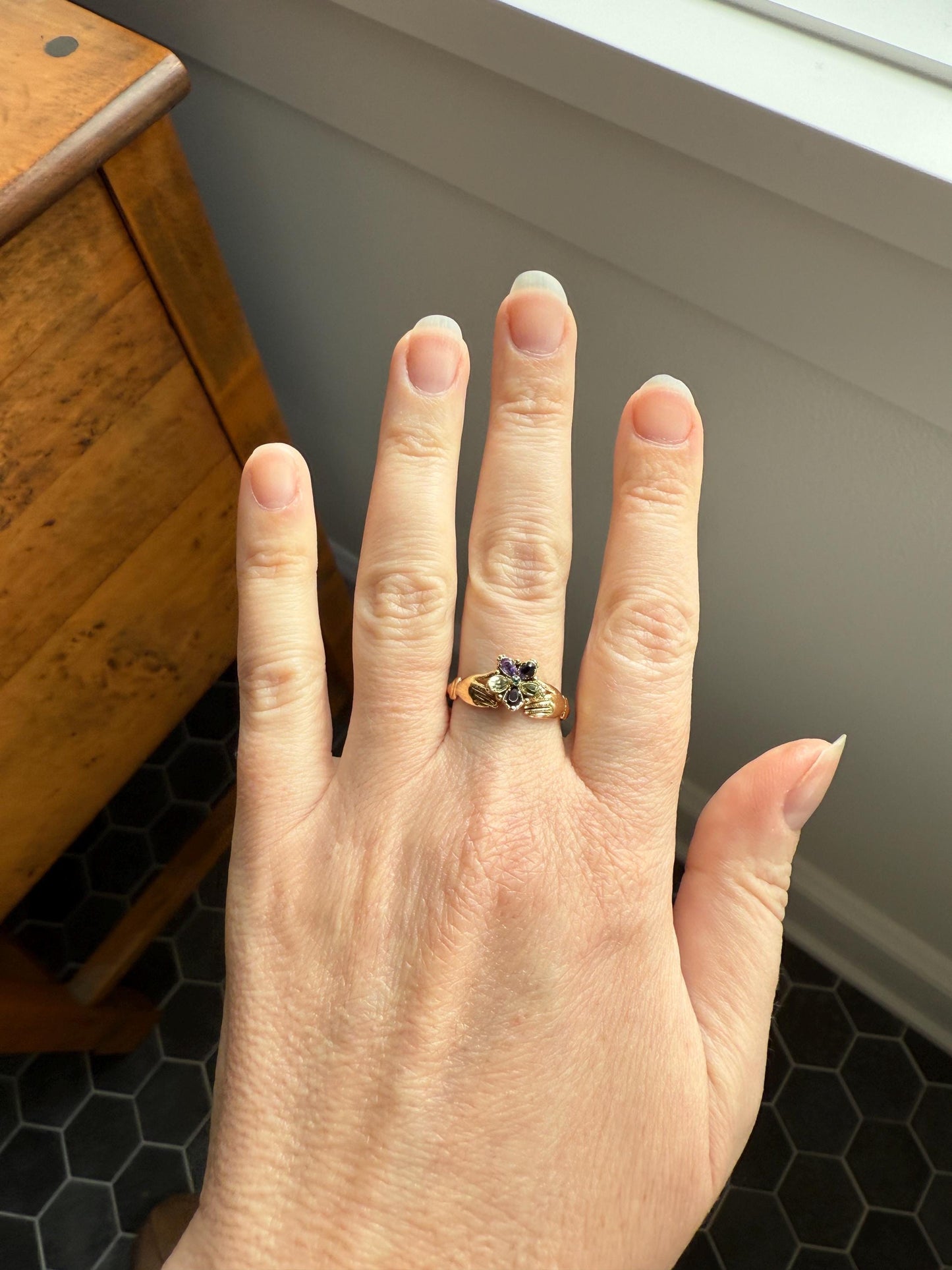 PANSY Hands Holding Flower ACROSTIC? 18k Gold Victorian Gemset Ring Amethyst Garnet Emerald Sweet Figural Stacker Locket Back