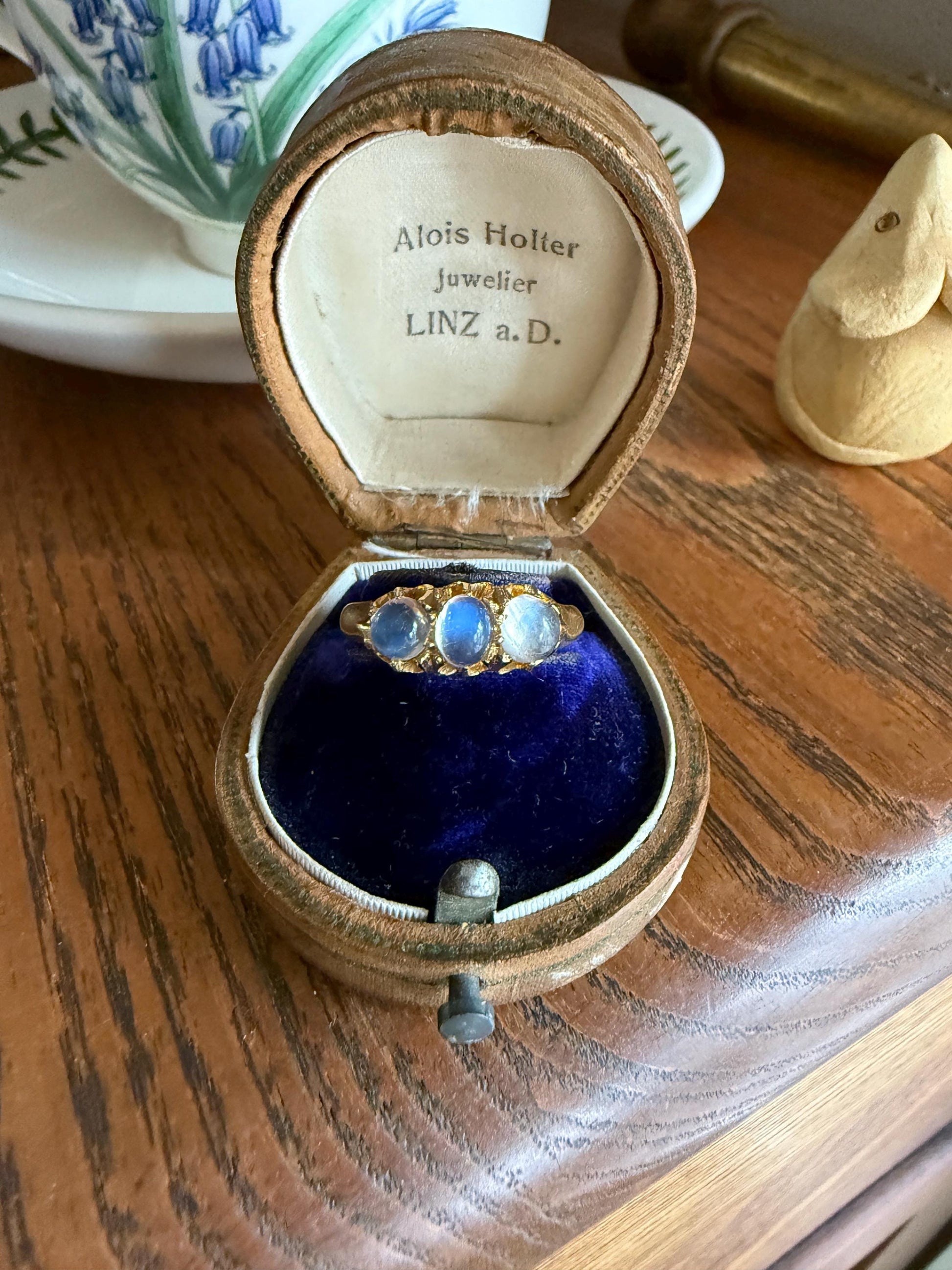 Antique Glowing Blue MOONSTONE Orb Three Stone 18k Gold Belcher Band Ring Man Unisex Stacker