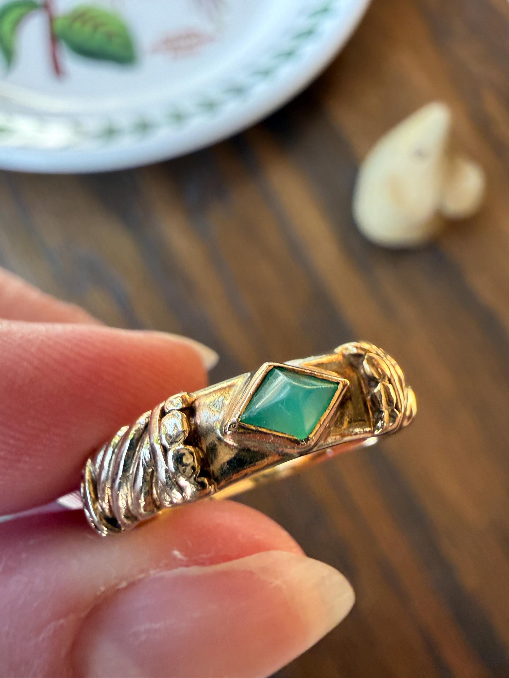 Vintage Pyramid Green Chalcedony Braid Rivet 3D Chunky Band 10k Gold Ring Retro Stacker Texture