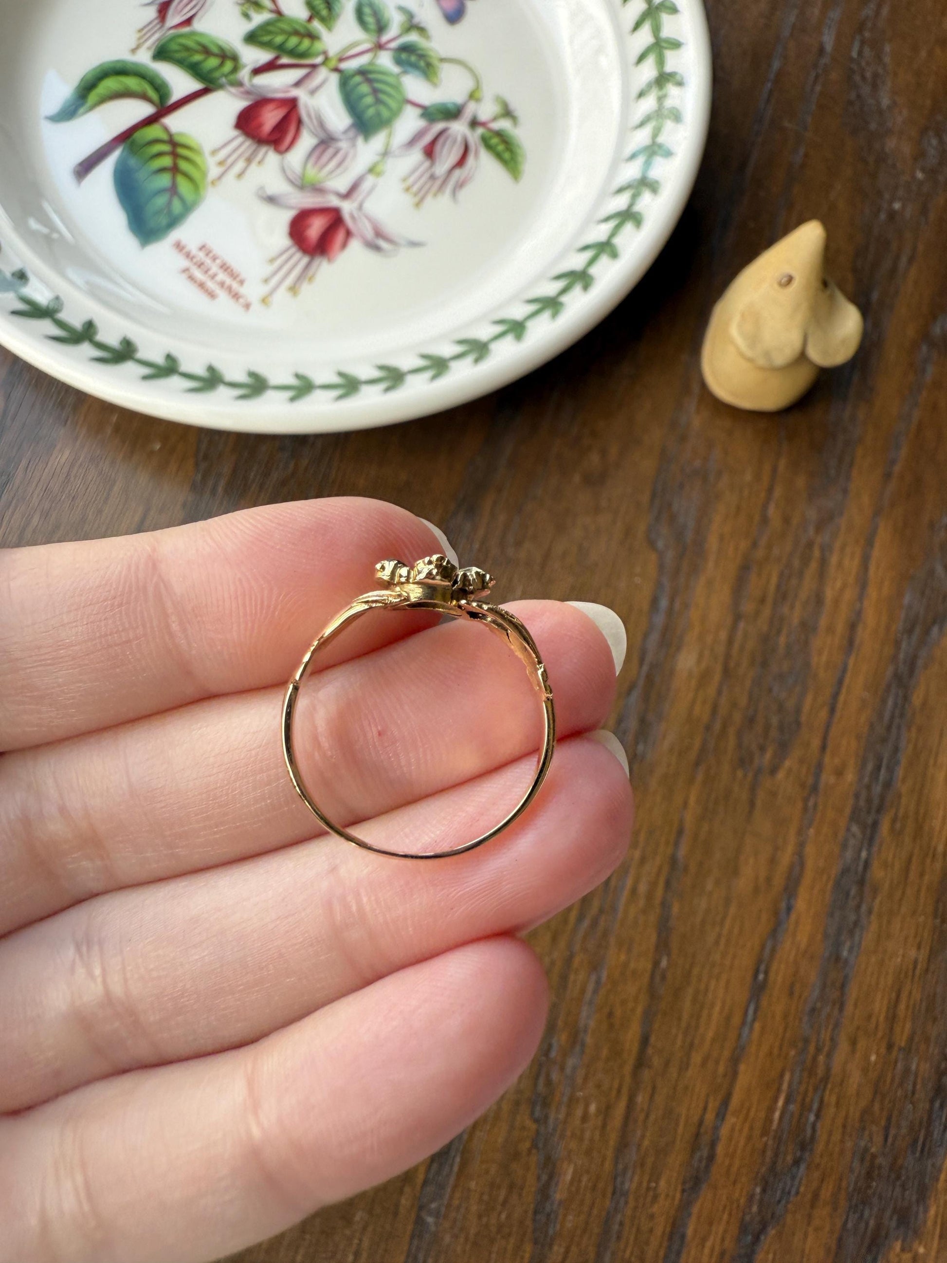 PANSY Hands Holding Flower ACROSTIC? 18k Gold Victorian Gemset Ring Amethyst Garnet Emerald Sweet Figural Stacker Locket Back