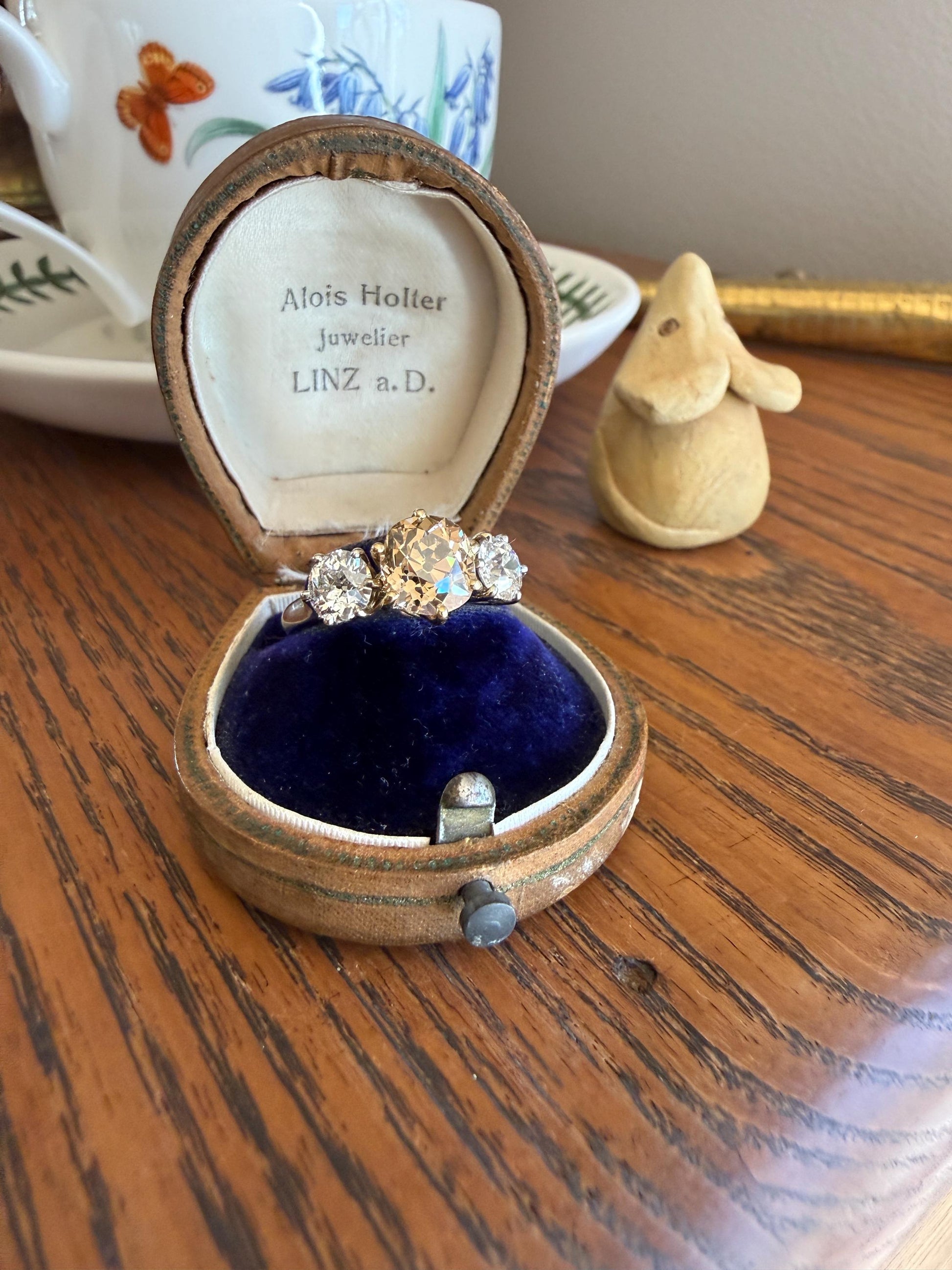 CHAMPAGNE Fancy Light BROWN Cognac Three Stone 3.3 Carats Old Mine Cut DIAMOND Ring 18k Yellow White Gold Vintage Art Deco Tall Stacker Band