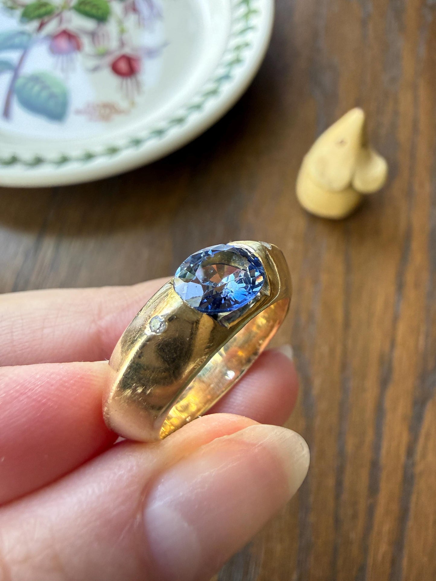 Chunky Natural Pale Blue SAPPHIRE Knife Edge Domed Bombe Ring Band French Vintage 14k Gold Retro Statement Stacker East West Oval Cornflower
