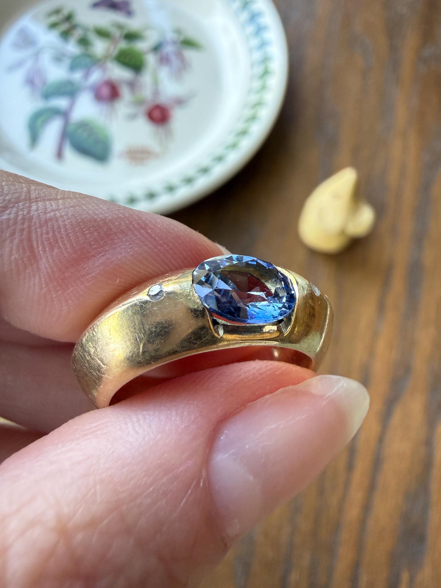 Chunky Natural Pale Blue SAPPHIRE Knife Edge Domed Bombe Ring Band French Vintage 14k Gold Retro Statement Stacker East West Oval Cornflower