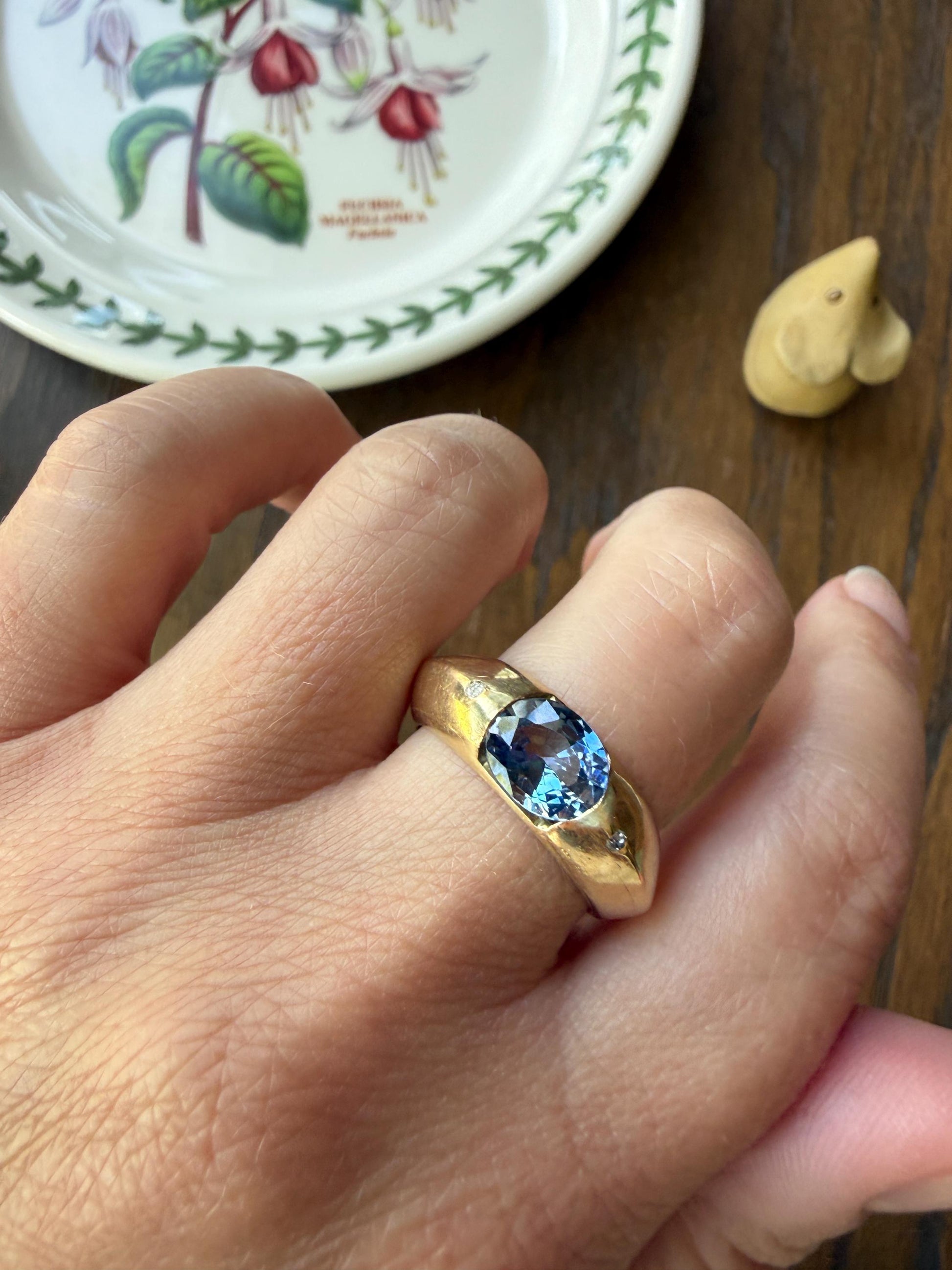 Chunky Natural Pale Blue SAPPHIRE Knife Edge Domed Bombe Ring Band French Vintage 14k Gold Retro Statement Stacker East West Oval Cornflower