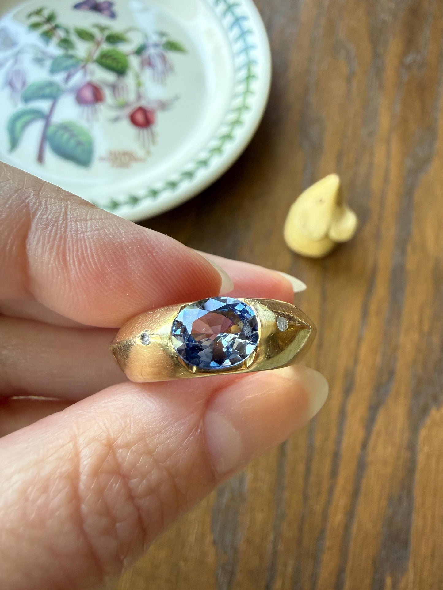 Chunky Natural Pale Blue SAPPHIRE Knife Edge Domed Bombe Ring Band French Vintage 14k Gold Retro Statement Stacker East West Oval Cornflower