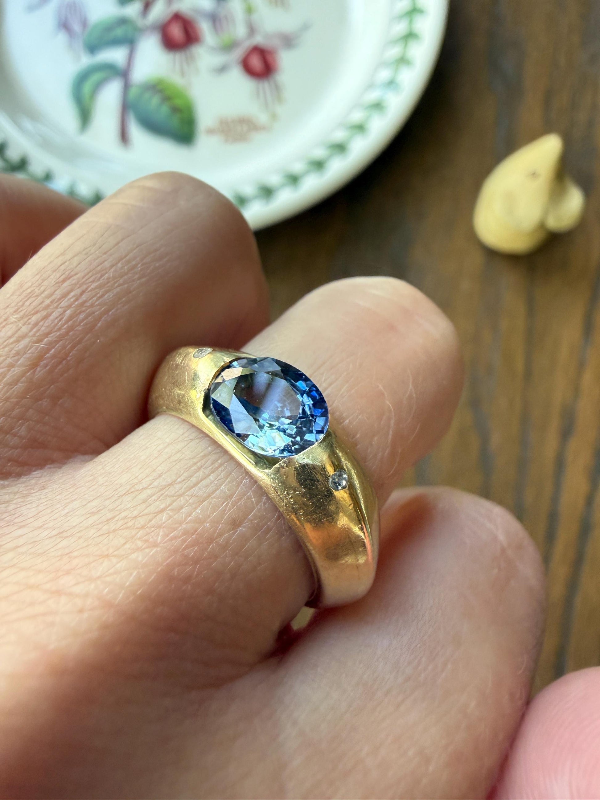 Chunky Natural Pale Blue SAPPHIRE Knife Edge Domed Bombe Ring Band French Vintage 14k Gold Retro Statement Stacker East West Oval Cornflower