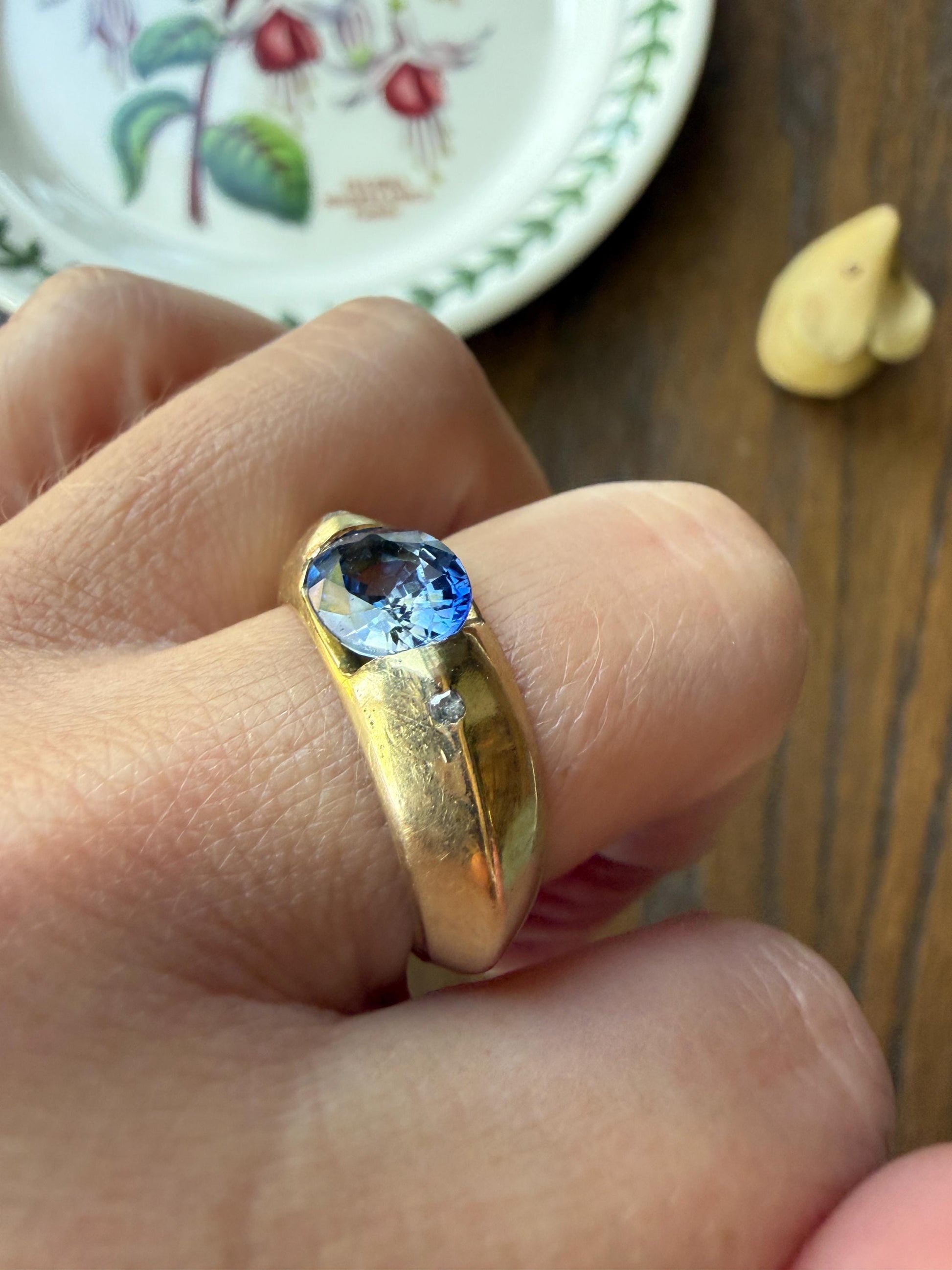 Chunky Natural Pale Blue SAPPHIRE Knife Edge Domed Bombe Ring Band French Vintage 14k Gold Retro Statement Stacker East West Oval Cornflower