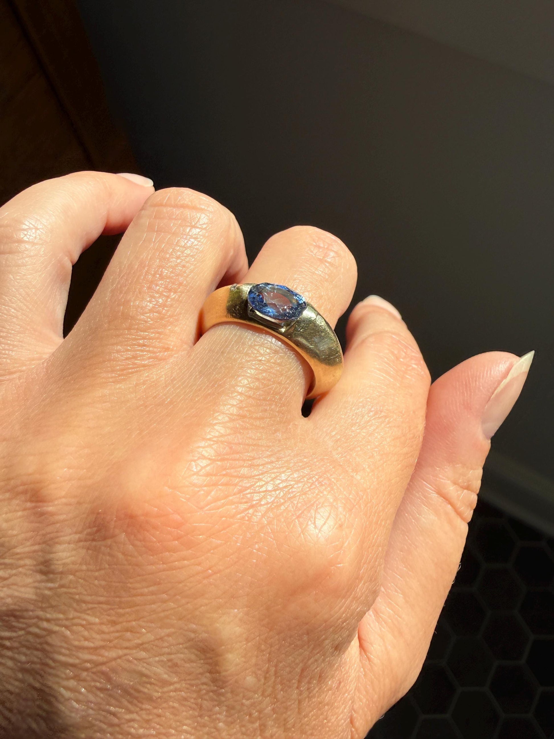 Chunky Natural Pale Blue SAPPHIRE Knife Edge Domed Bombe Ring Band French Vintage 14k Gold Retro Statement Stacker East West Oval Cornflower