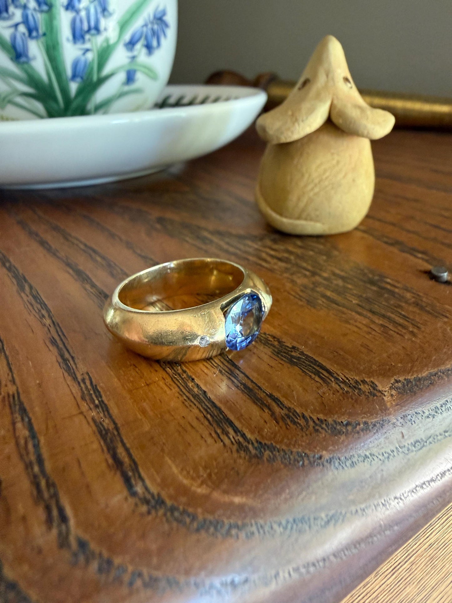 Chunky Natural Pale Blue SAPPHIRE Knife Edge Domed Bombe Ring Band French Vintage 14k Gold Retro Statement Stacker East West Oval Cornflower