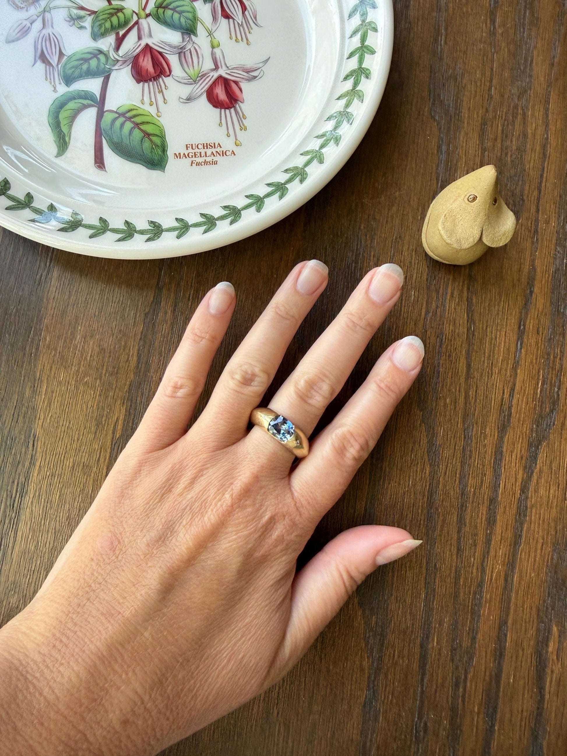 Chunky Natural Pale Blue SAPPHIRE Knife Edge Domed Bombe Ring Band French Vintage 14k Gold Retro Statement Stacker East West Oval Cornflower