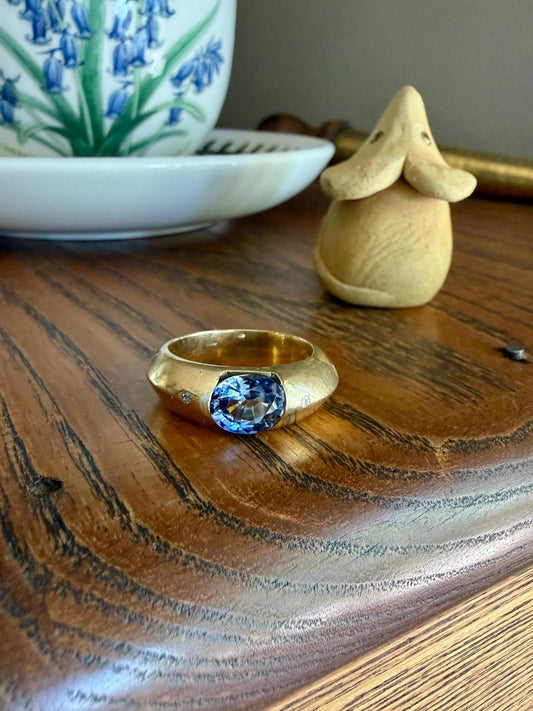 Chunky Natural Pale Blue SAPPHIRE Knife Edge Domed Bombe Ring Band French Vintage 14k Gold Retro Statement Stacker East West Oval Cornflower