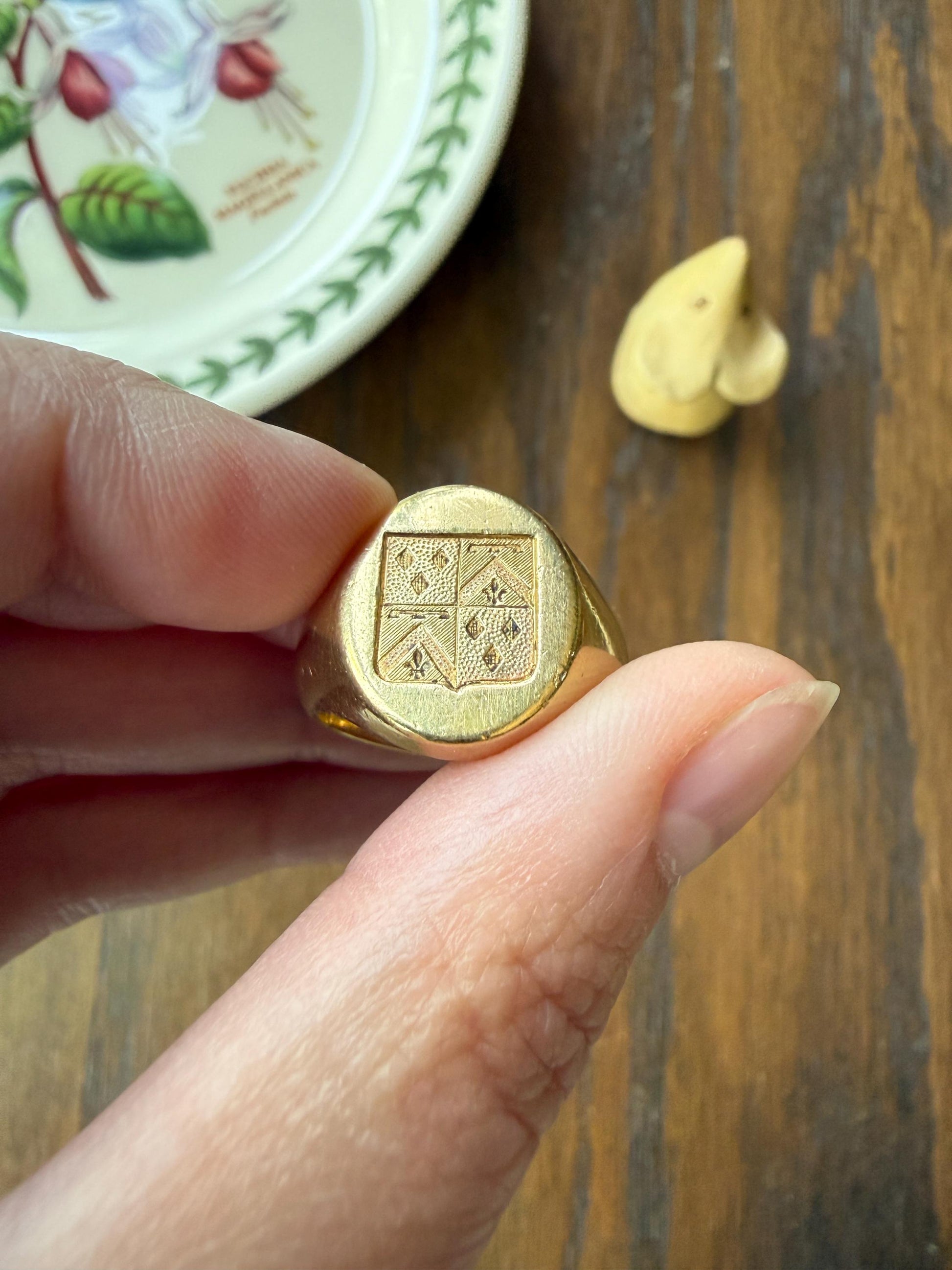 HEAVY 22g Solid 18k Gold Unisex Signet Ring Chunky French Antique Chevron Fleur De Lis Diamond Flag Banner Coat of Arms Heraldic Crest