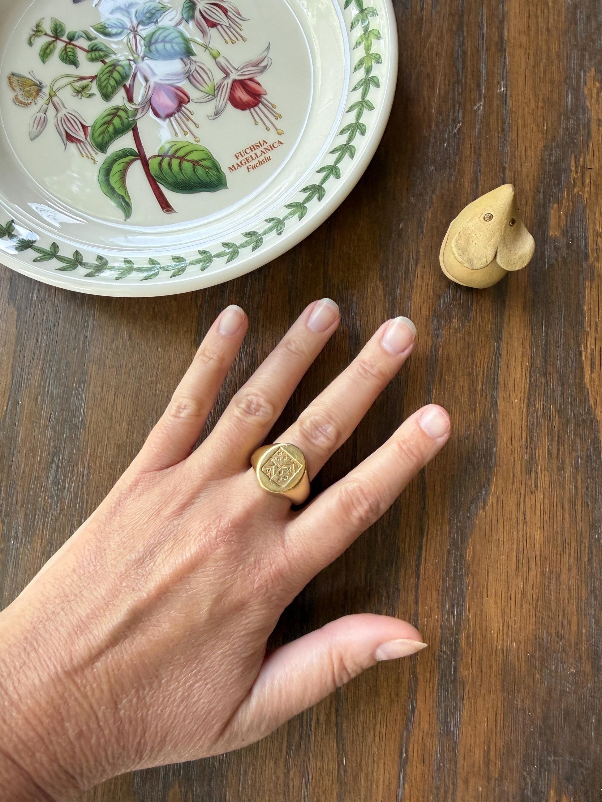 HEAVY 22g Solid 18k Gold Unisex Signet Ring Chunky French Antique Chevron Fleur De Lis Diamond Flag Banner Coat of Arms Heraldic Crest