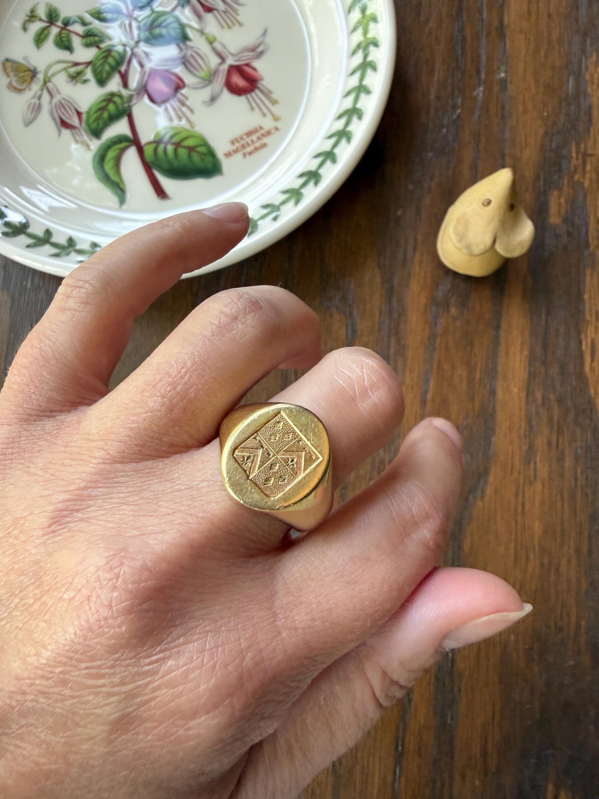 HEAVY 22g Solid 18k Gold Unisex Signet Ring Chunky French Antique Chevron Fleur De Lis Diamond Flag Banner Coat of Arms Heraldic Crest