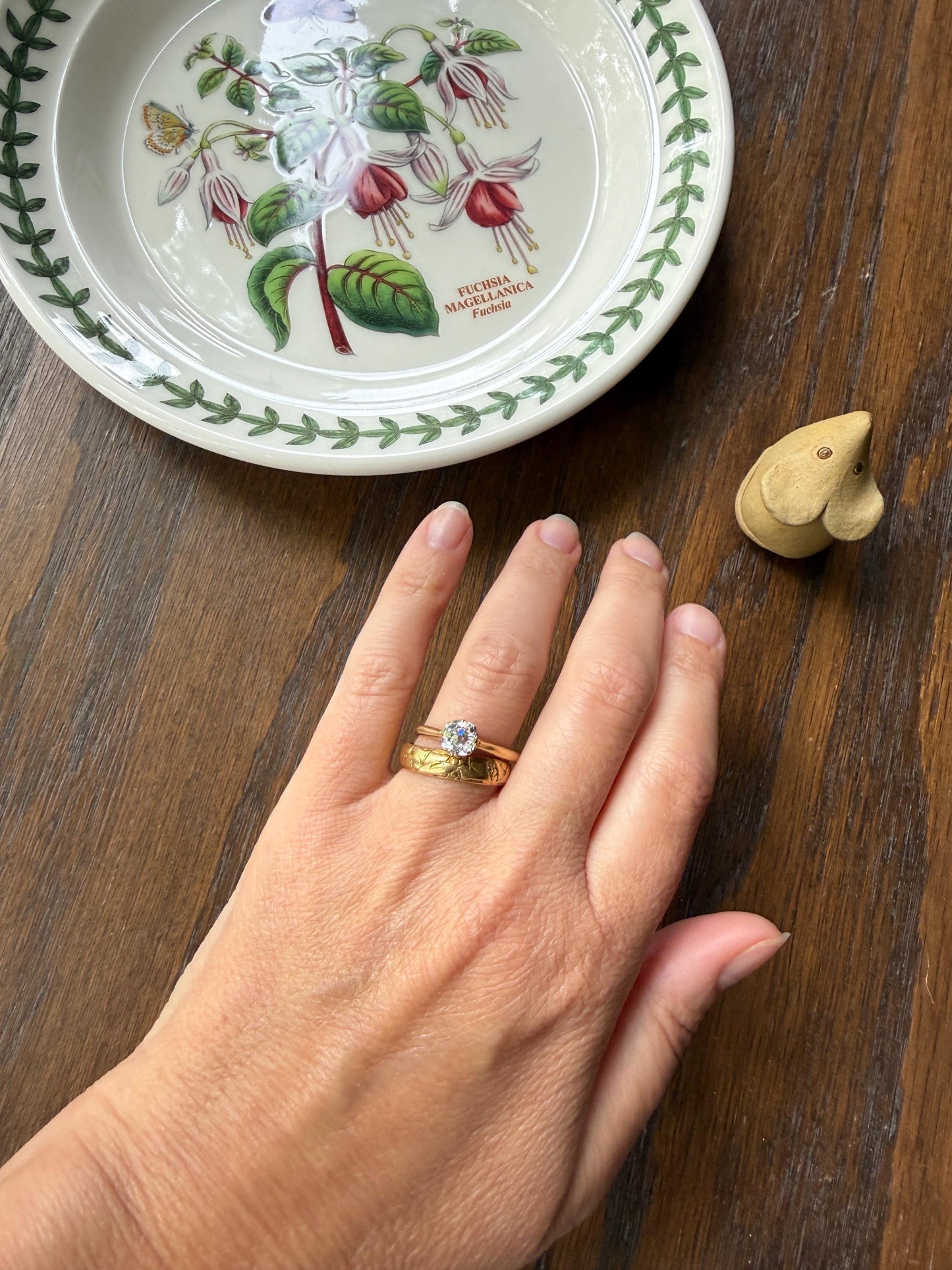 DELICIOUS Embossed IVY Leaf Berry Antique French 18k Gold Wedding Band Engraved RiNG Stacker Romantic Gift Sturdy Minimalist