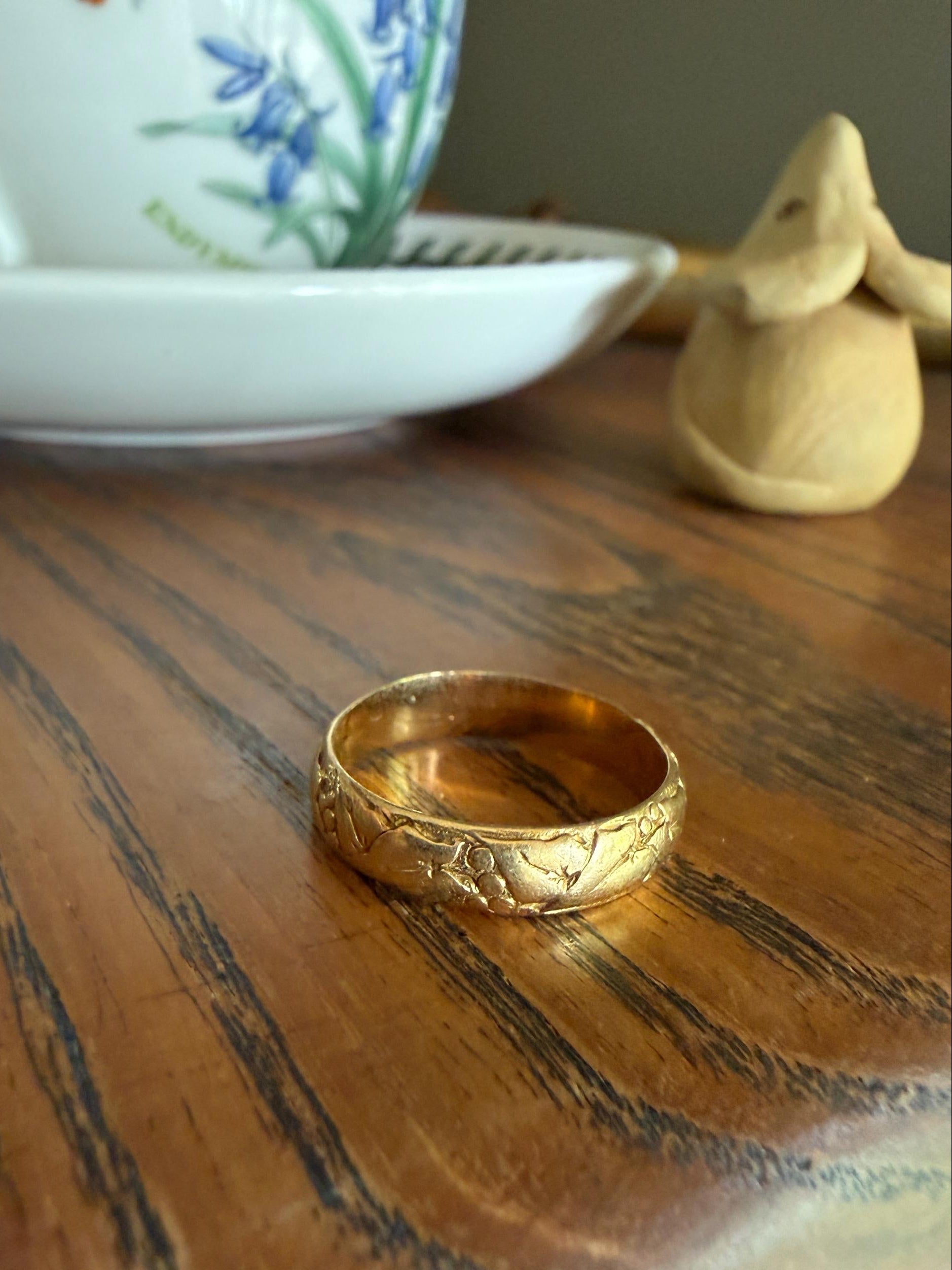 DELICIOUS Embossed IVY Leaf Berry Antique French 18k Gold Wedding Band Engraved RiNG Stacker Romantic Gift Sturdy Minimalist