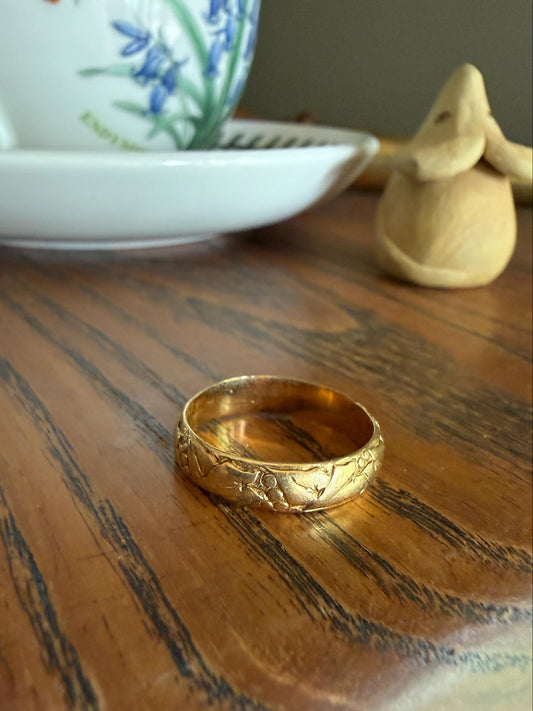 DELICIOUS Embossed IVY Leaf Berry Antique French 18k Gold Wedding Band Engraved RiNG Stacker Romantic Gift Sturdy Minimalist