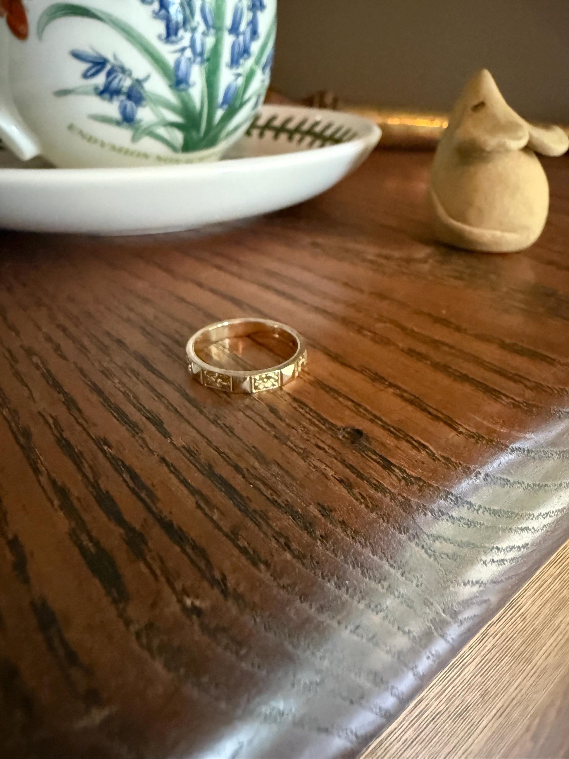Vintage Floral Wedding Band 9k Gold Faceted Orange Blossom Forget Me Not Beveled Pyramid Stacker Eternity Ring Flower Shimmer