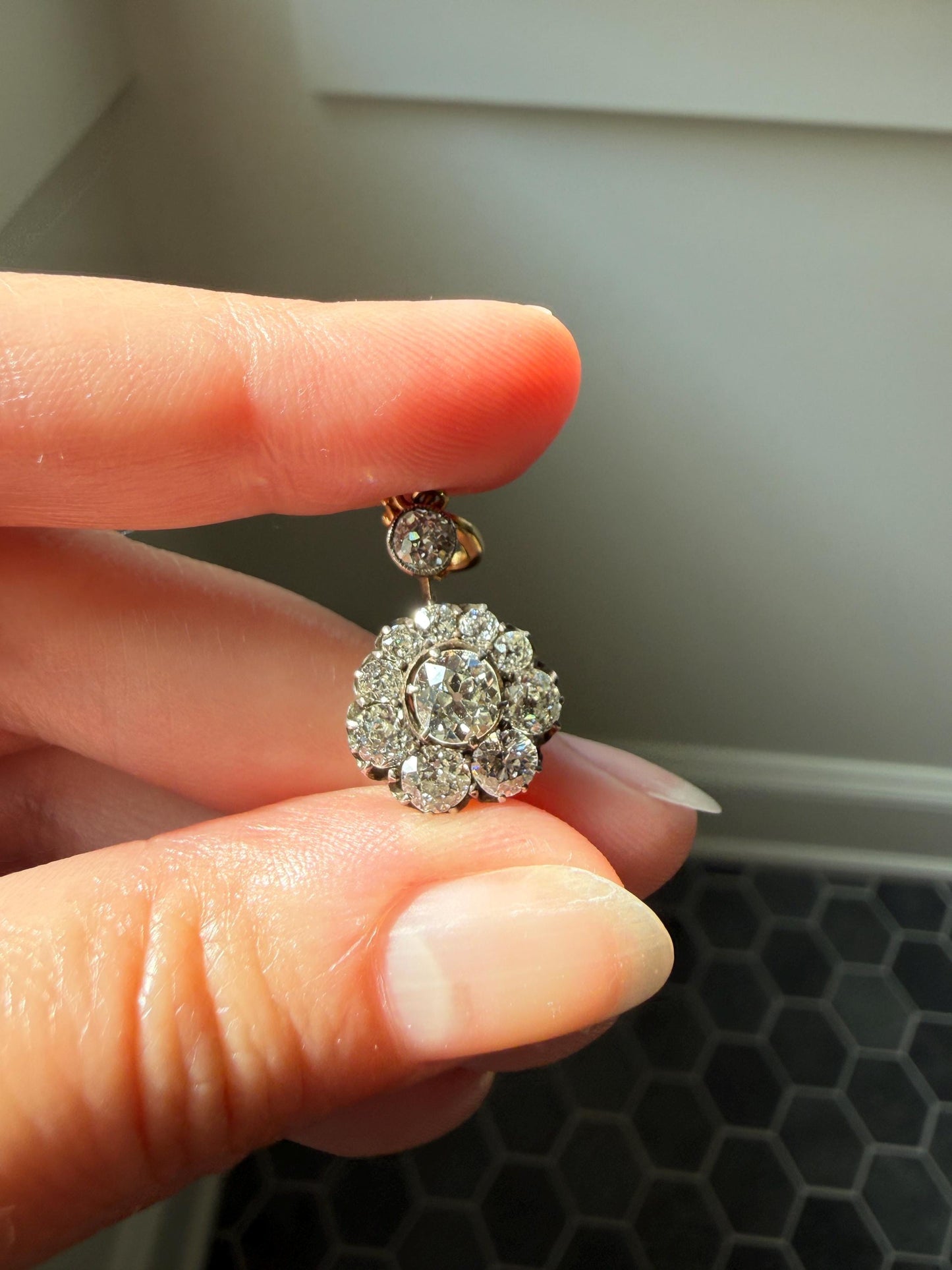 Gorgeous Antique 2.25 Carat Old Mine Cut DIAMOND Daisy Cluster PENDANT 18k Gold Circle Halo Clasping Bale 2.25Ctw