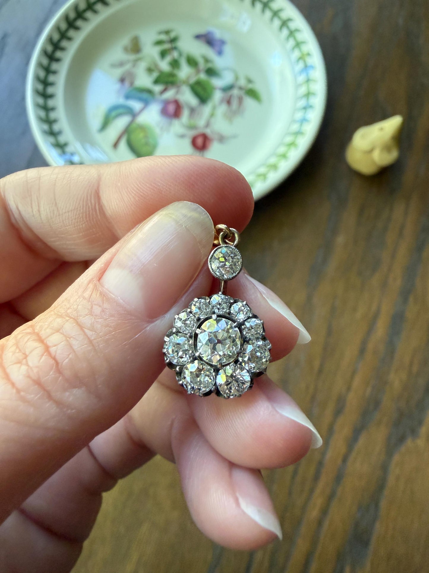 Gorgeous Antique 2.25 Carat Old Mine Cut DIAMOND Daisy Cluster PENDANT 18k Gold Circle Halo Clasping Bale 2.25Ctw