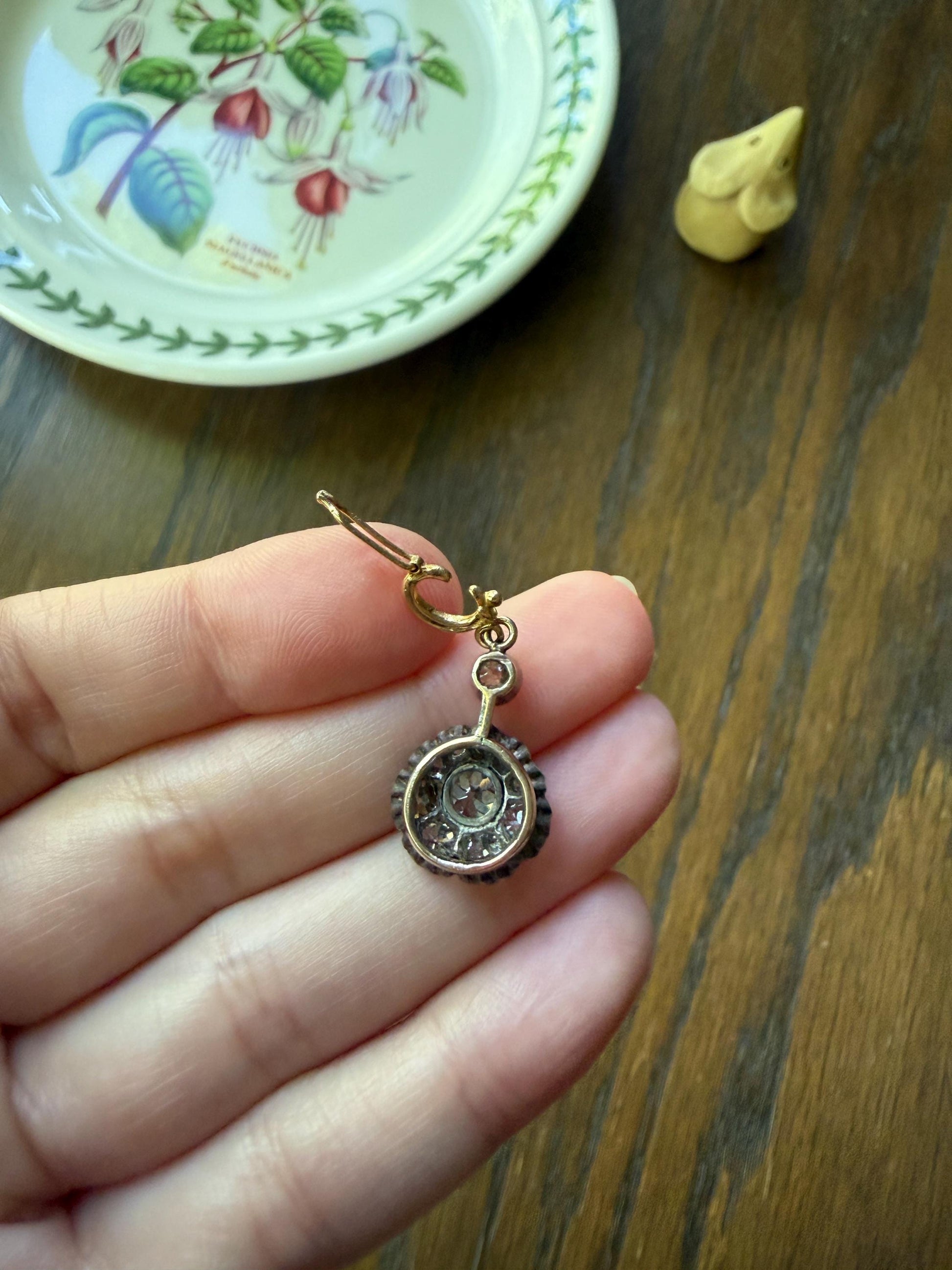 Gorgeous Antique 2.25 Carat Old Mine Cut DIAMOND Daisy Cluster PENDANT 18k Gold Circle Halo Clasping Bale 2.25Ctw