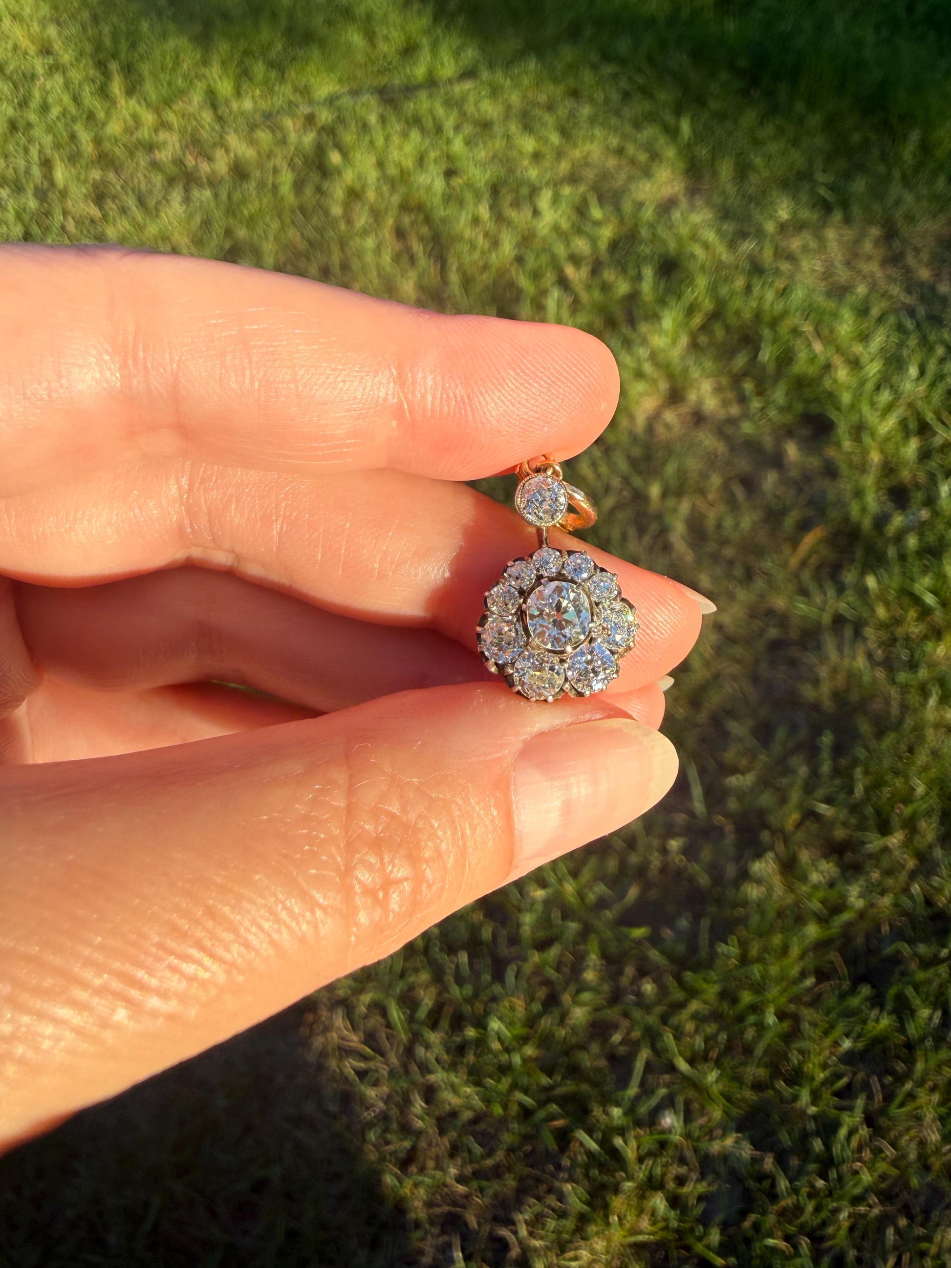 Gorgeous Antique 2.25 Carat Old Mine Cut DIAMOND Daisy Cluster PENDANT 18k Gold Circle Halo Clasping Bale 2.25Ctw