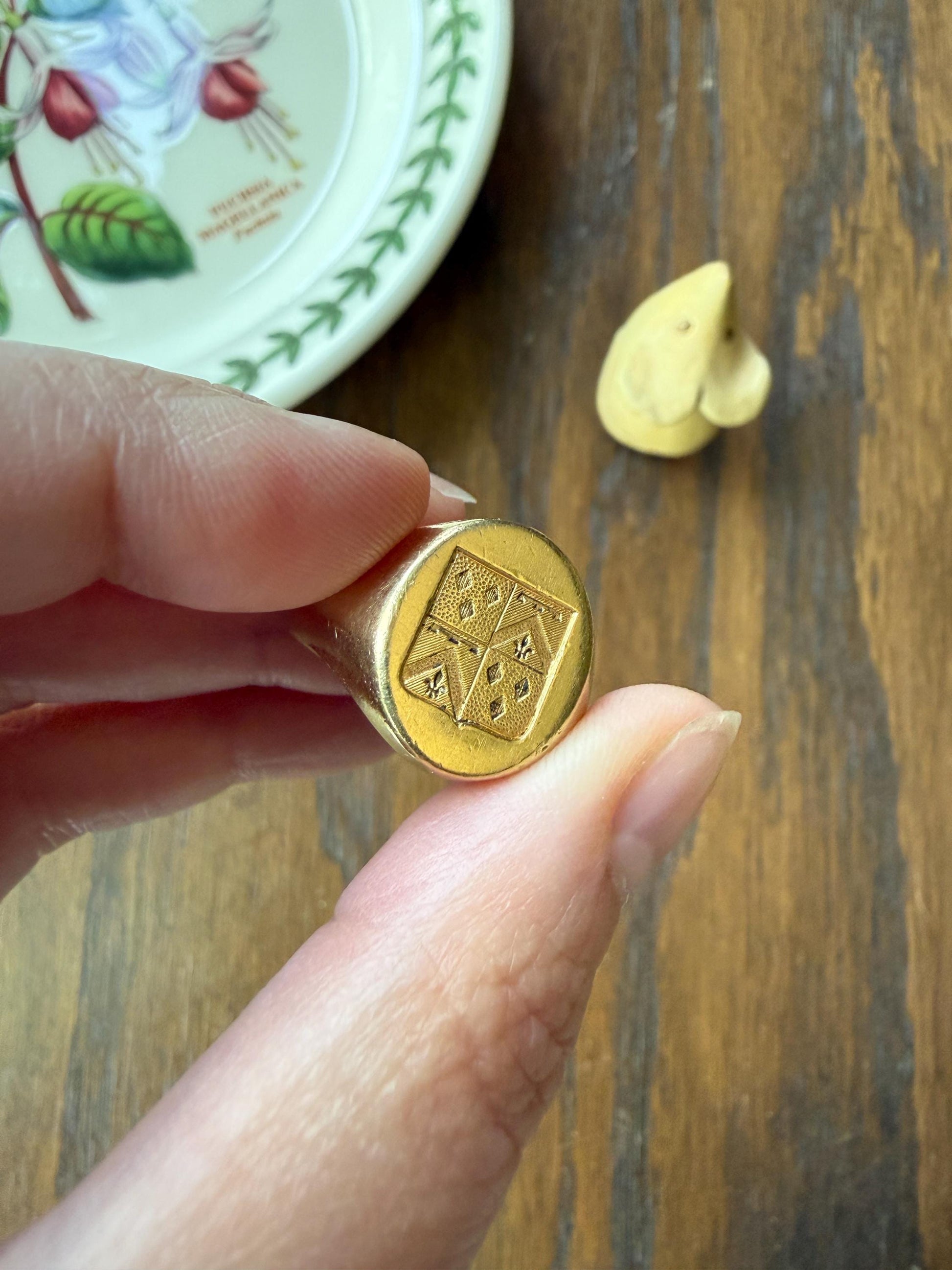 HEAVY 22g Solid 18k Gold Unisex Signet Ring Chunky French Antique Chevron Fleur De Lis Diamond Flag Banner Coat of Arms Heraldic Crest