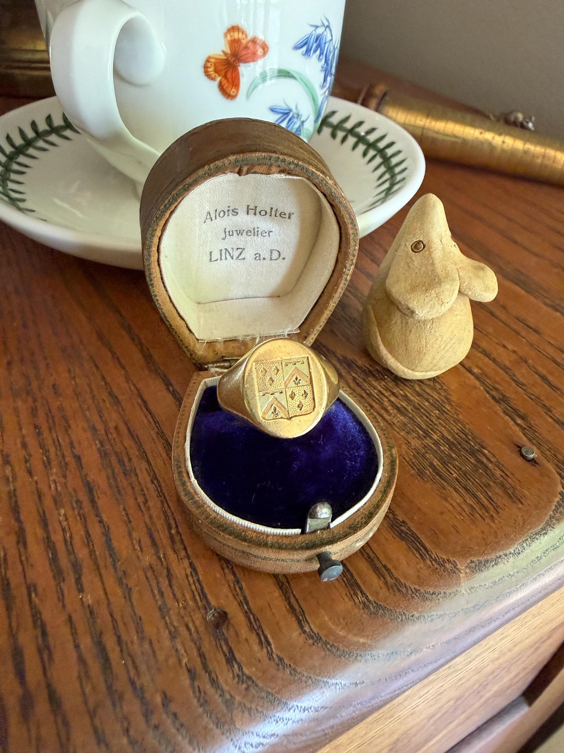 HEAVY 22g Solid 18k Gold Unisex Signet Ring Chunky French Antique Chevron Fleur De Lis Diamond Flag Banner Coat of Arms Heraldic Crest