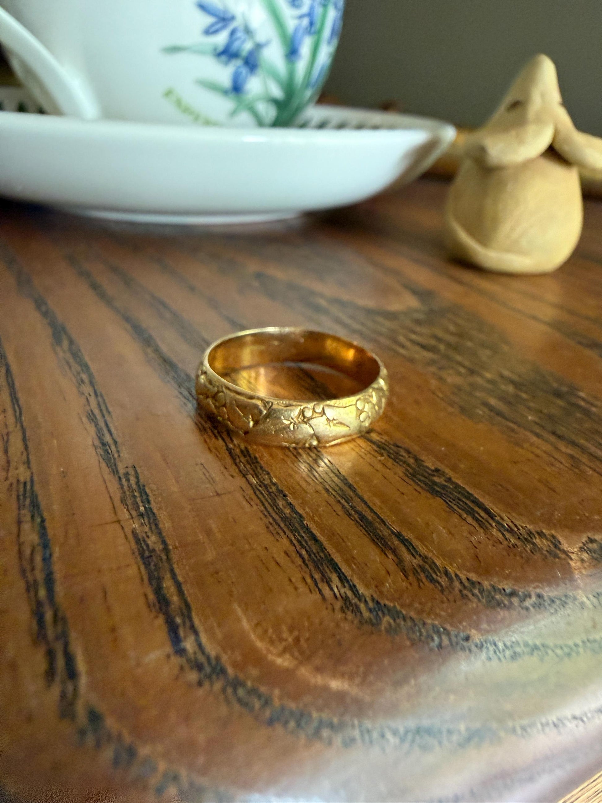 DELICIOUS Embossed IVY Leaf Berry Antique French 18k Gold Wedding Band Engraved RiNG Stacker Romantic Gift Sturdy Minimalist