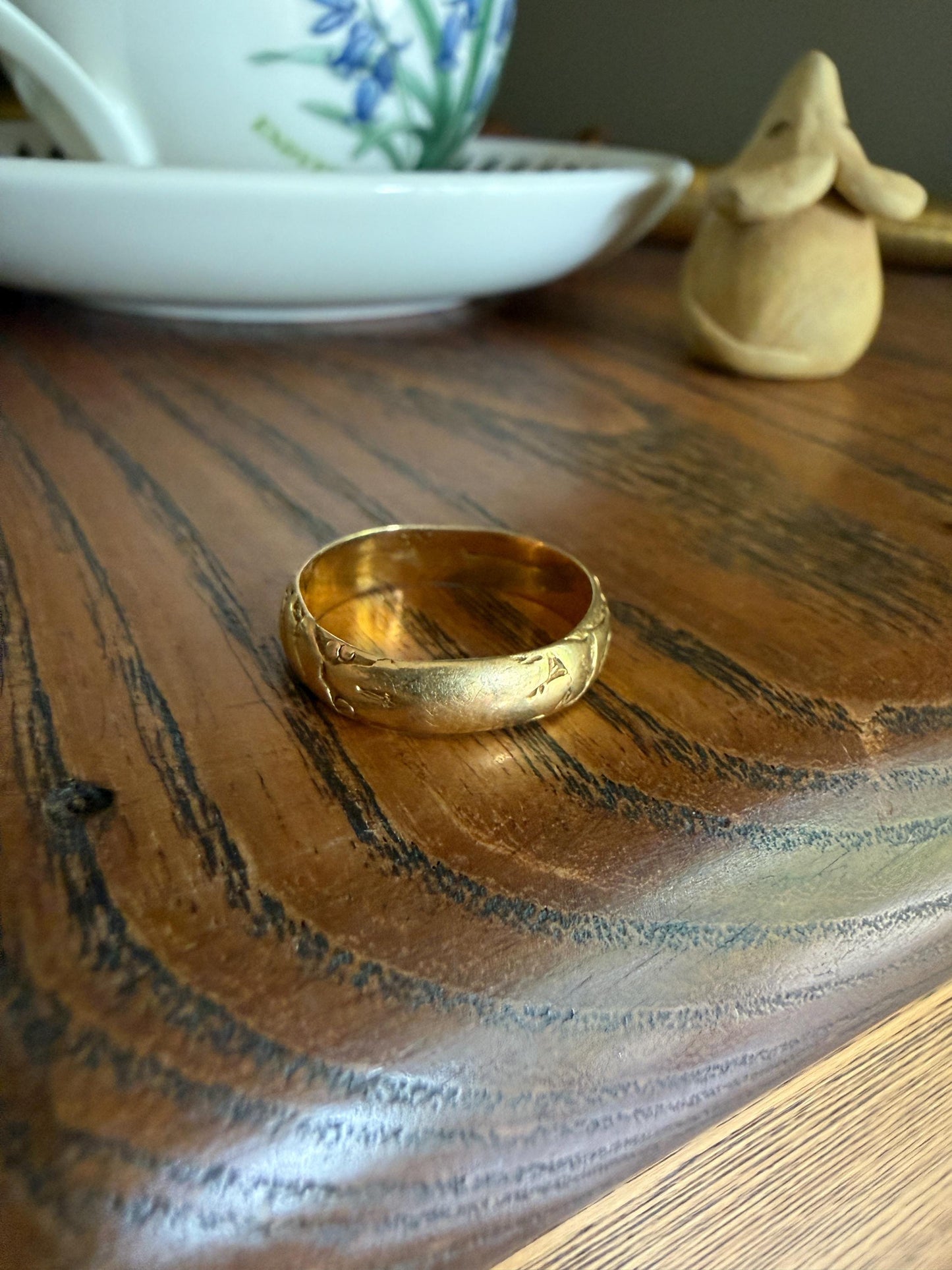 DELICIOUS Embossed IVY Leaf Berry Antique French 18k Gold Wedding Band Engraved RiNG Stacker Romantic Gift Sturdy Minimalist