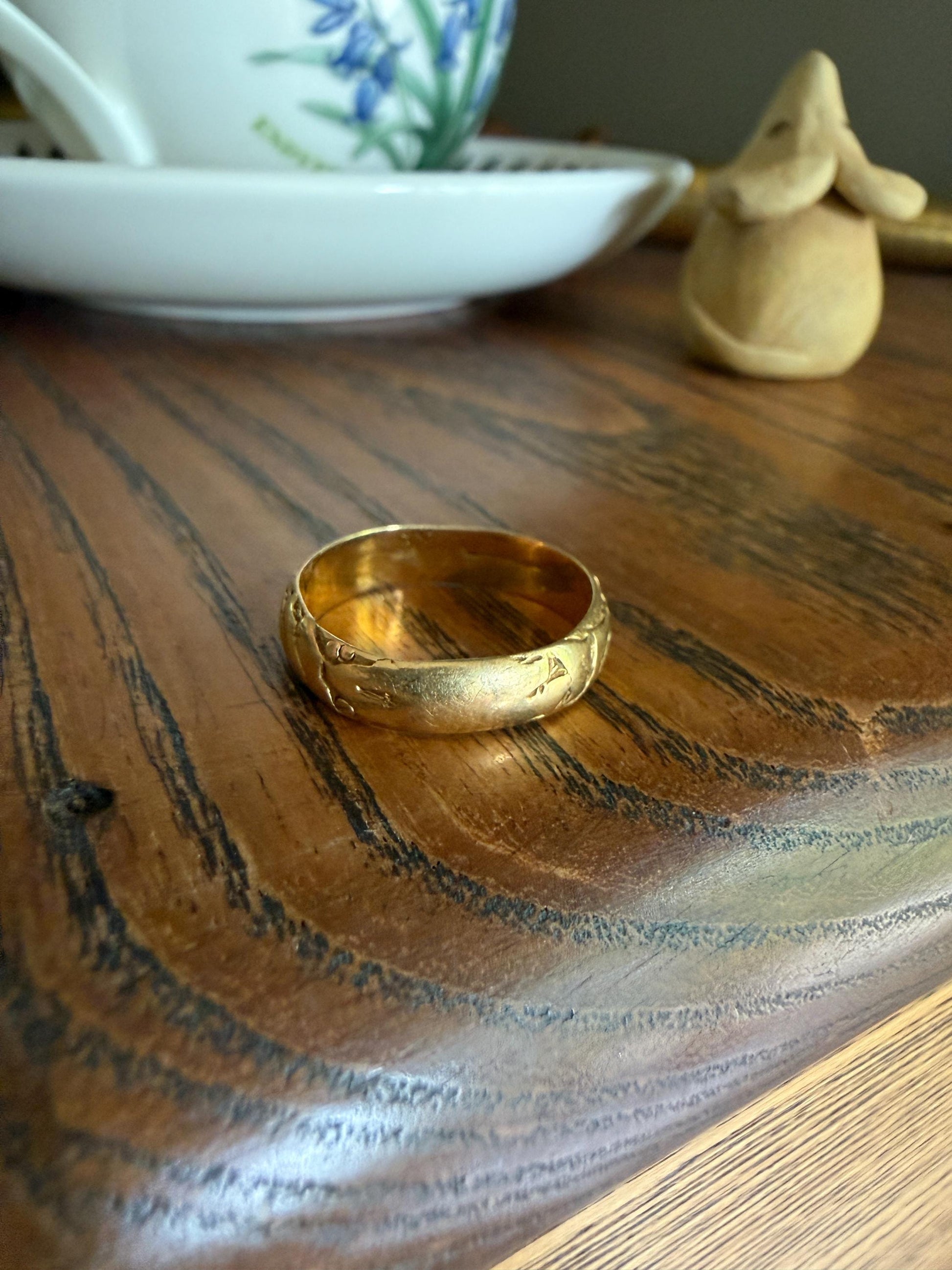 DELICIOUS Embossed IVY Leaf Berry Antique French 18k Gold Wedding Band Engraved RiNG Stacker Romantic Gift Sturdy Minimalist